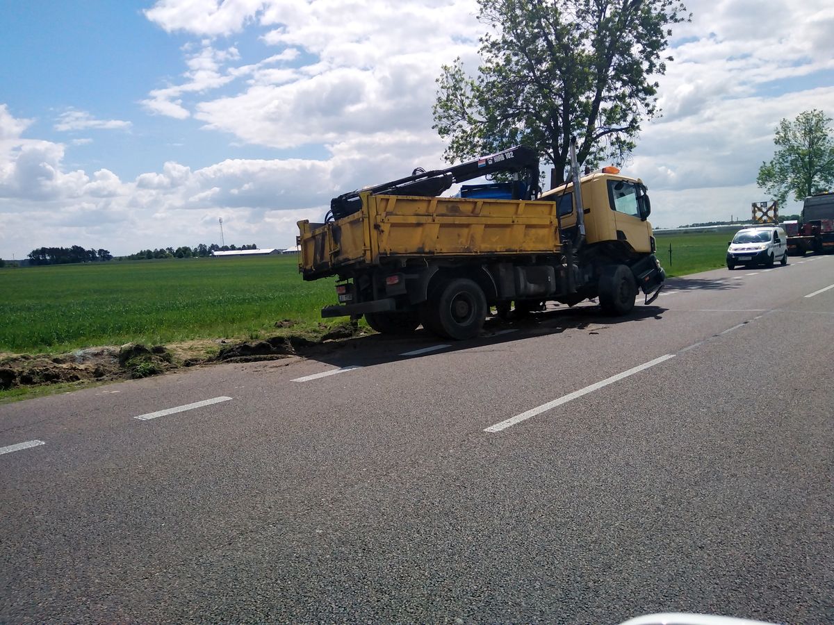 Pojazd ciężarowy wypadł z drogi krajowej nr 2. Trasa Międzyrzec Podlaski – Biała Podlaska zablokowana