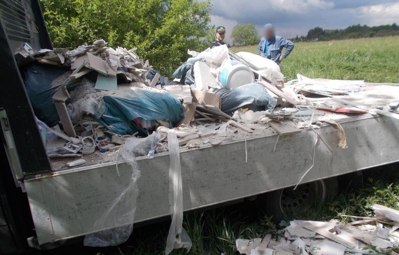 Przyłapali go jak wyrzucał odpady budowlane. Musiał wszystko pozbierać i dostał mandat (zdjęcia)