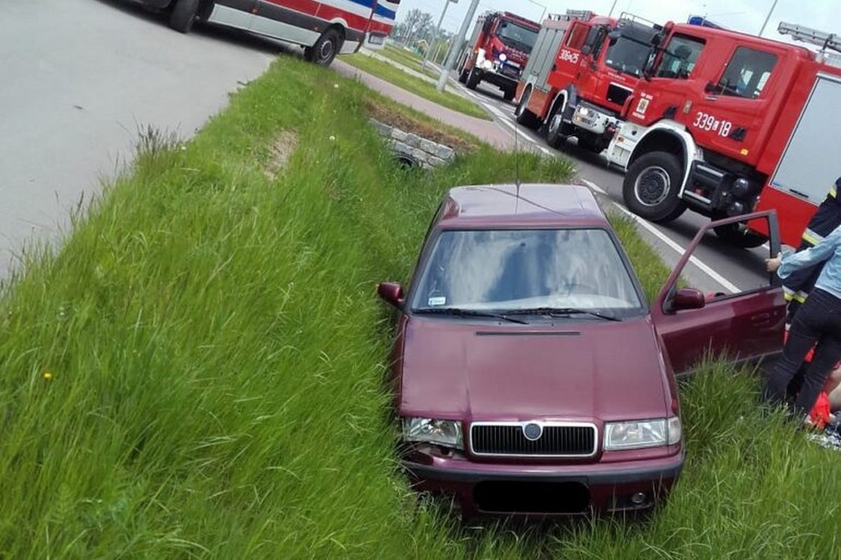 Tragiczny wypadek na drodze wojewódzkiej. Nie żyje kierowca skody (zdjęcia)