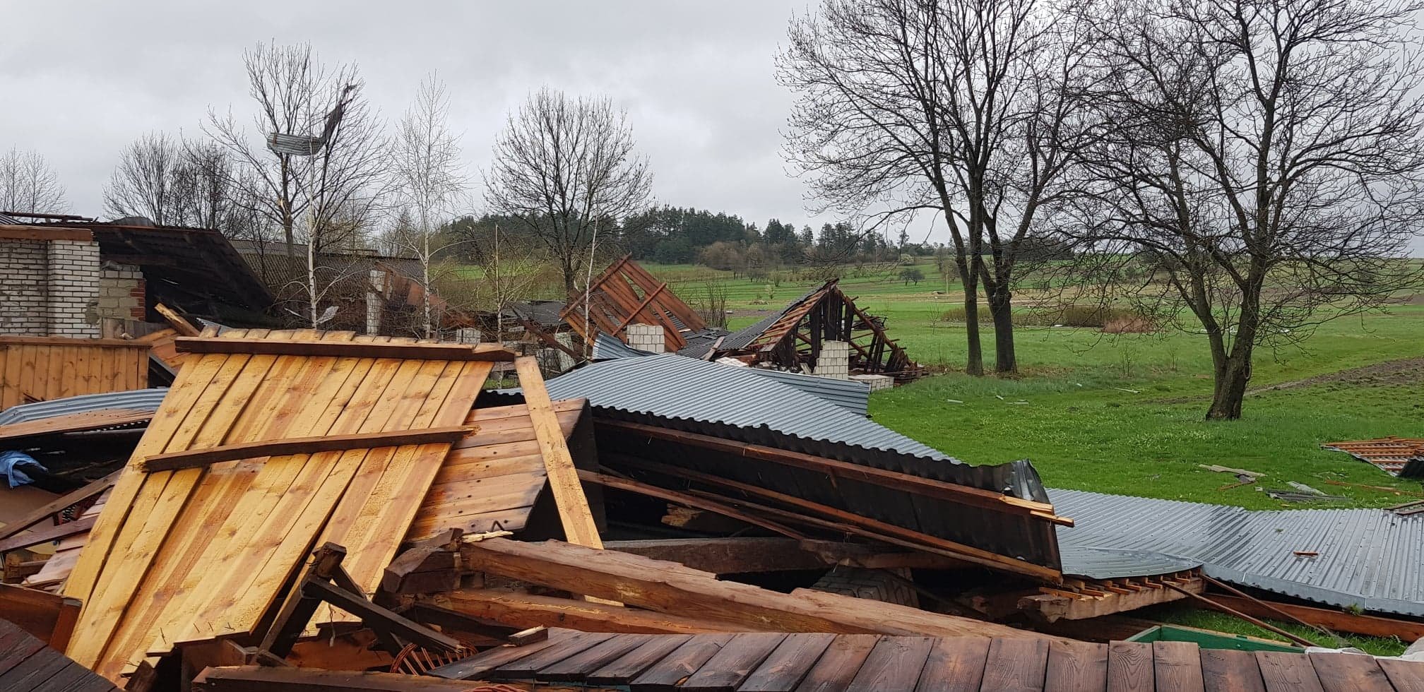 1450 odbiorców bez prądu w woj. lubelskim, uszkodzonych 41 budynków (zdjęcia)