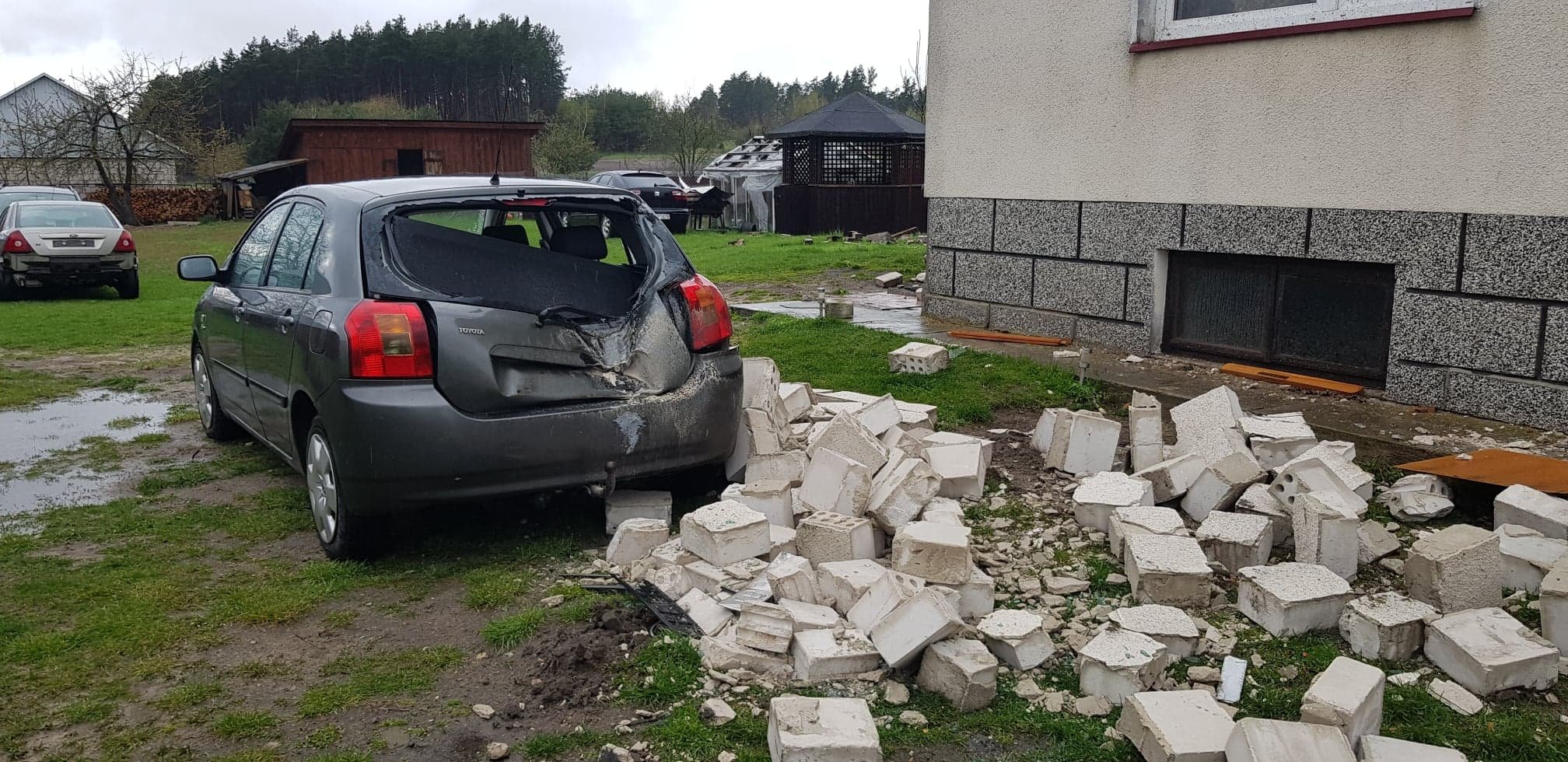 Zerwane dachy, połamane drzewa, zniszczony sprzęt rolniczy. Trąba powietrzna w regionie (zdjęcia)