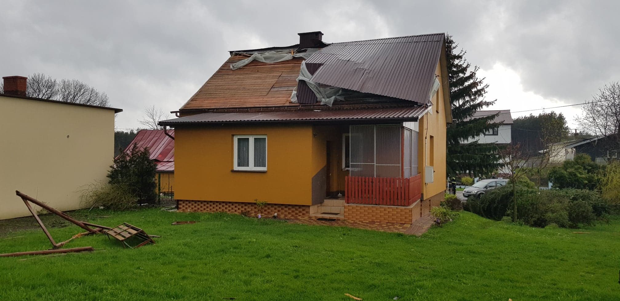 Trwa usuwanie skutków przejścia trąby powietrznej. Na miejscu pracują strażacy (zdjęcia)