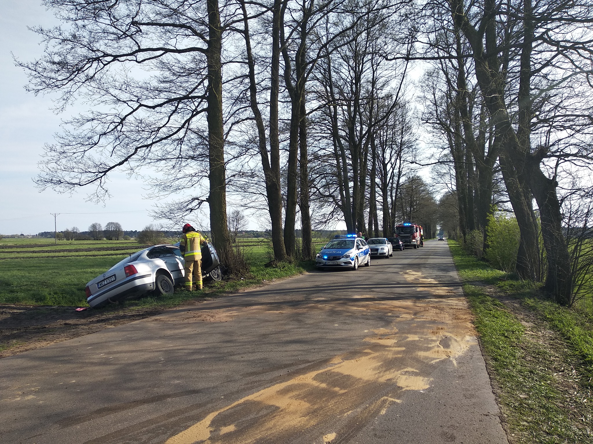Ciągnik rolniczy rozpadł się po zderzeniu z volkswagenem (zdjęcia)