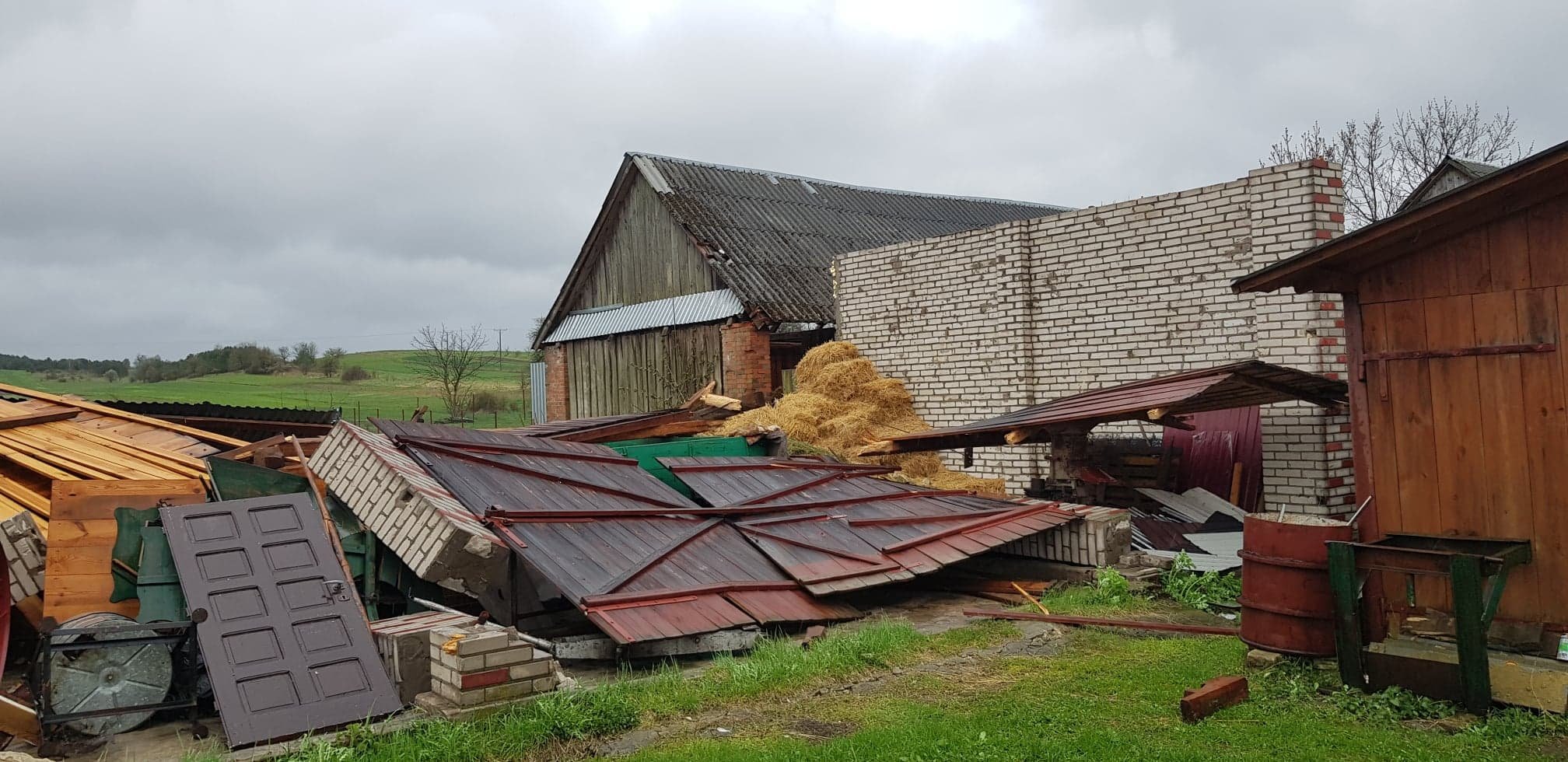 Zerwane dachy, połamane drzewa, zniszczony sprzęt rolniczy. Trąba powietrzna w regionie (zdjęcia)