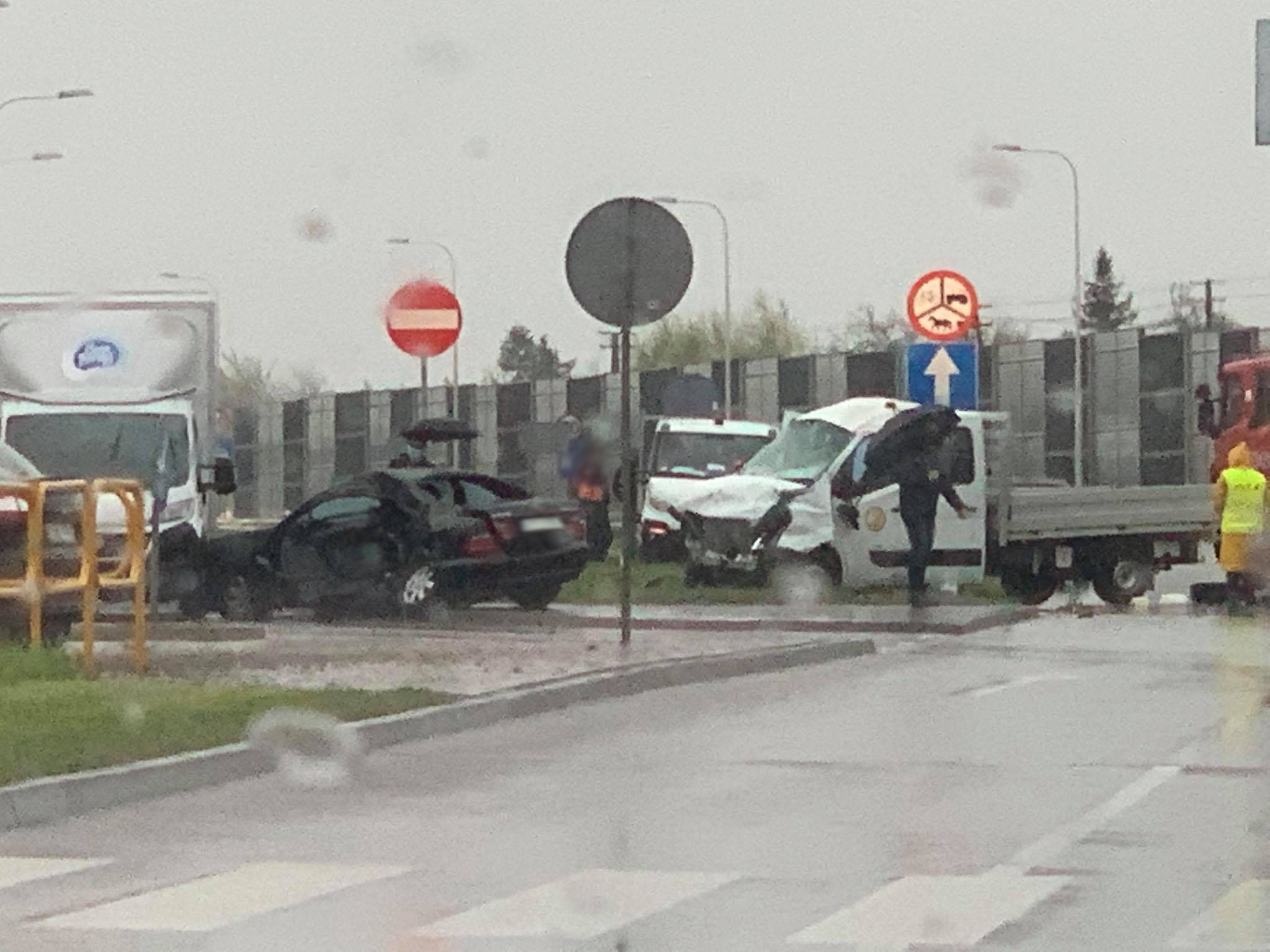 Tragiczny wypadek na wjeździe do Lublina, jedna osoba nie żyje. Kilka jest rannych, trwa akcja ratunkowa (zdjęcia)