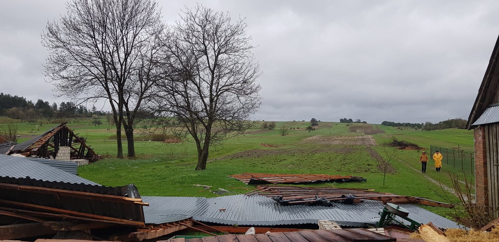 1450 odbiorców bez prądu w woj. lubelskim, uszkodzonych 41 budynków (zdjęcia)