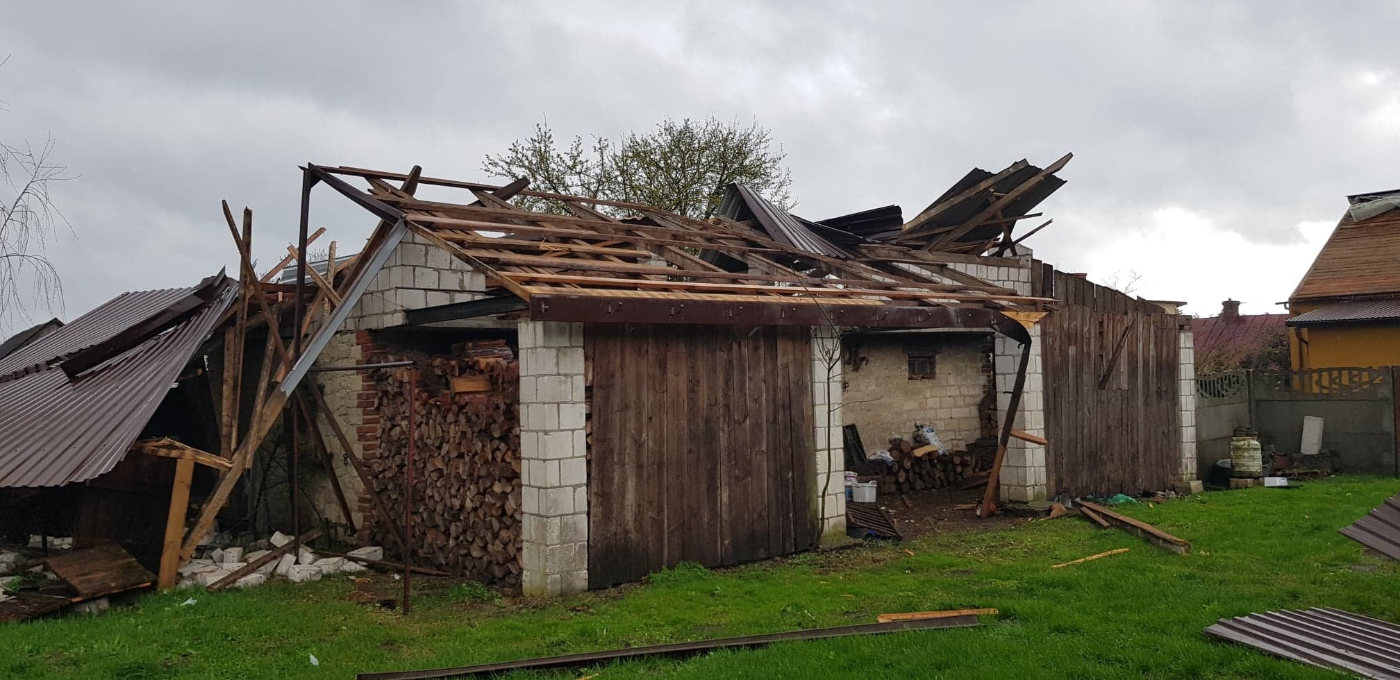 Zerwane dachy, połamane drzewa, zniszczony sprzęt rolniczy. Trąba powietrzna w regionie (zdjęcia)
