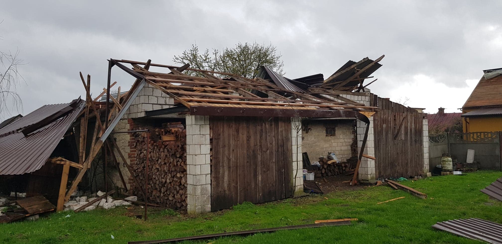 1450 odbiorców bez prądu w woj. lubelskim, uszkodzonych 41 budynków (zdjęcia)