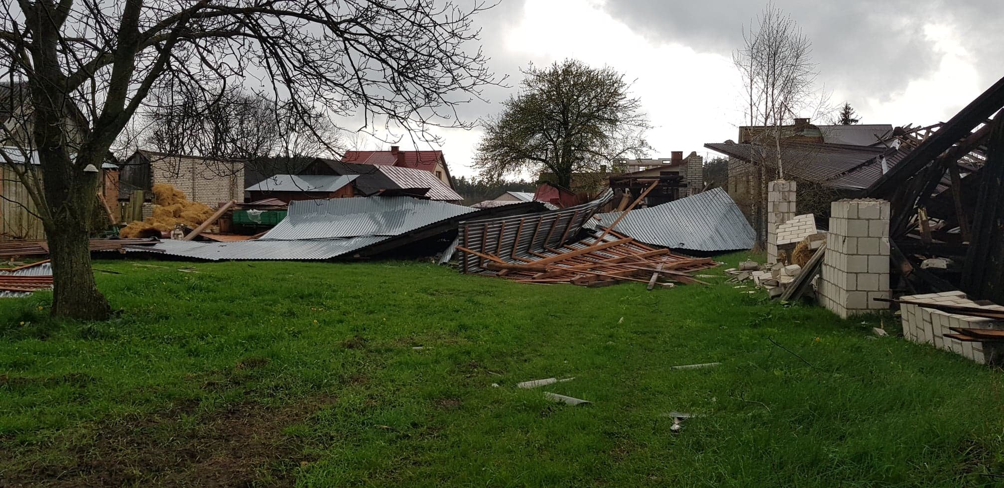Zerwane dachy, połamane drzewa, zniszczony sprzęt rolniczy. Trąba powietrzna w regionie (zdjęcia)