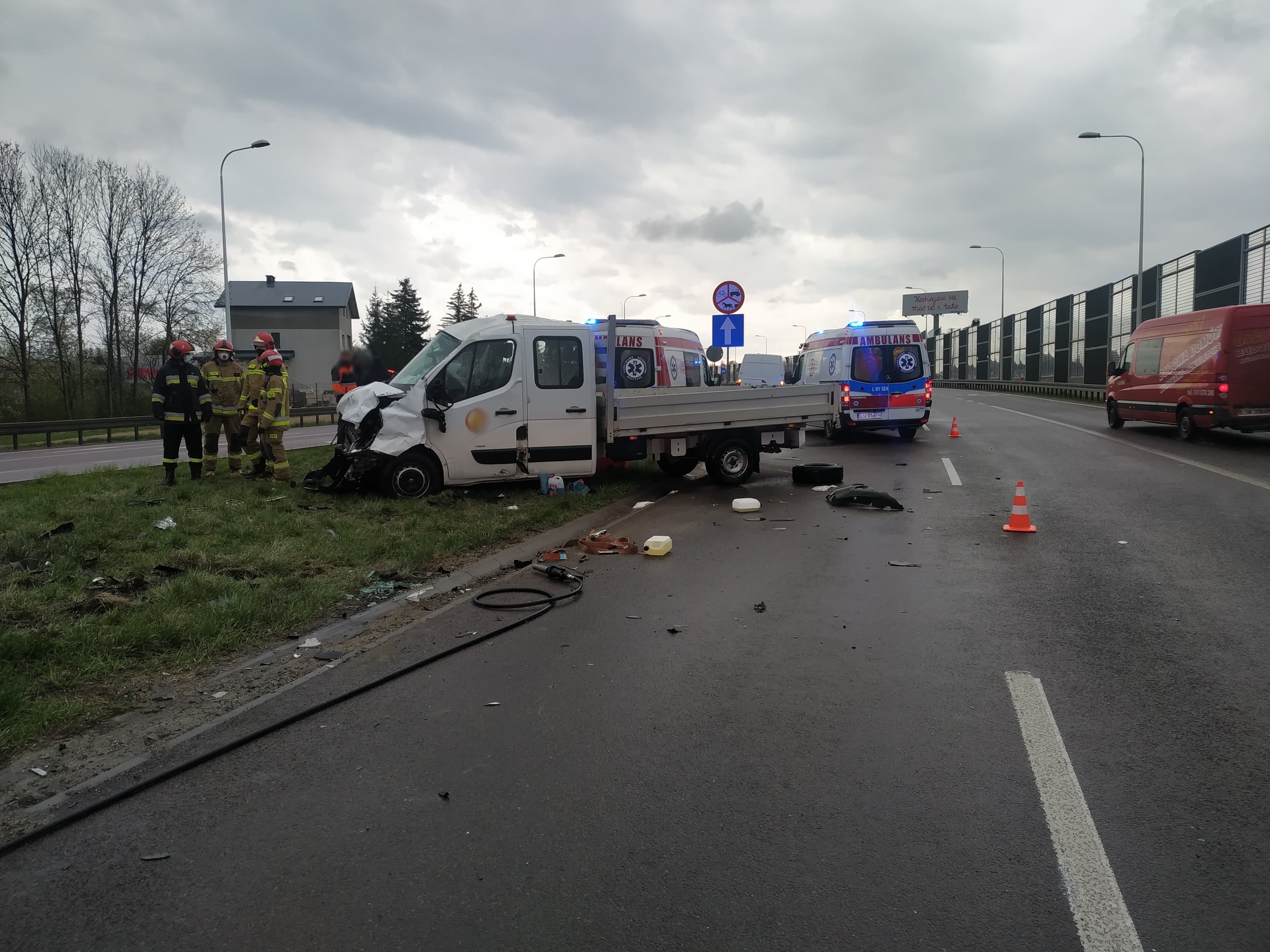 Tragiczny wypadek na wjeździe do Lublina, jedna osoba nie żyje. Kilka jest rannych, trwa akcja ratunkowa (zdjęcia)