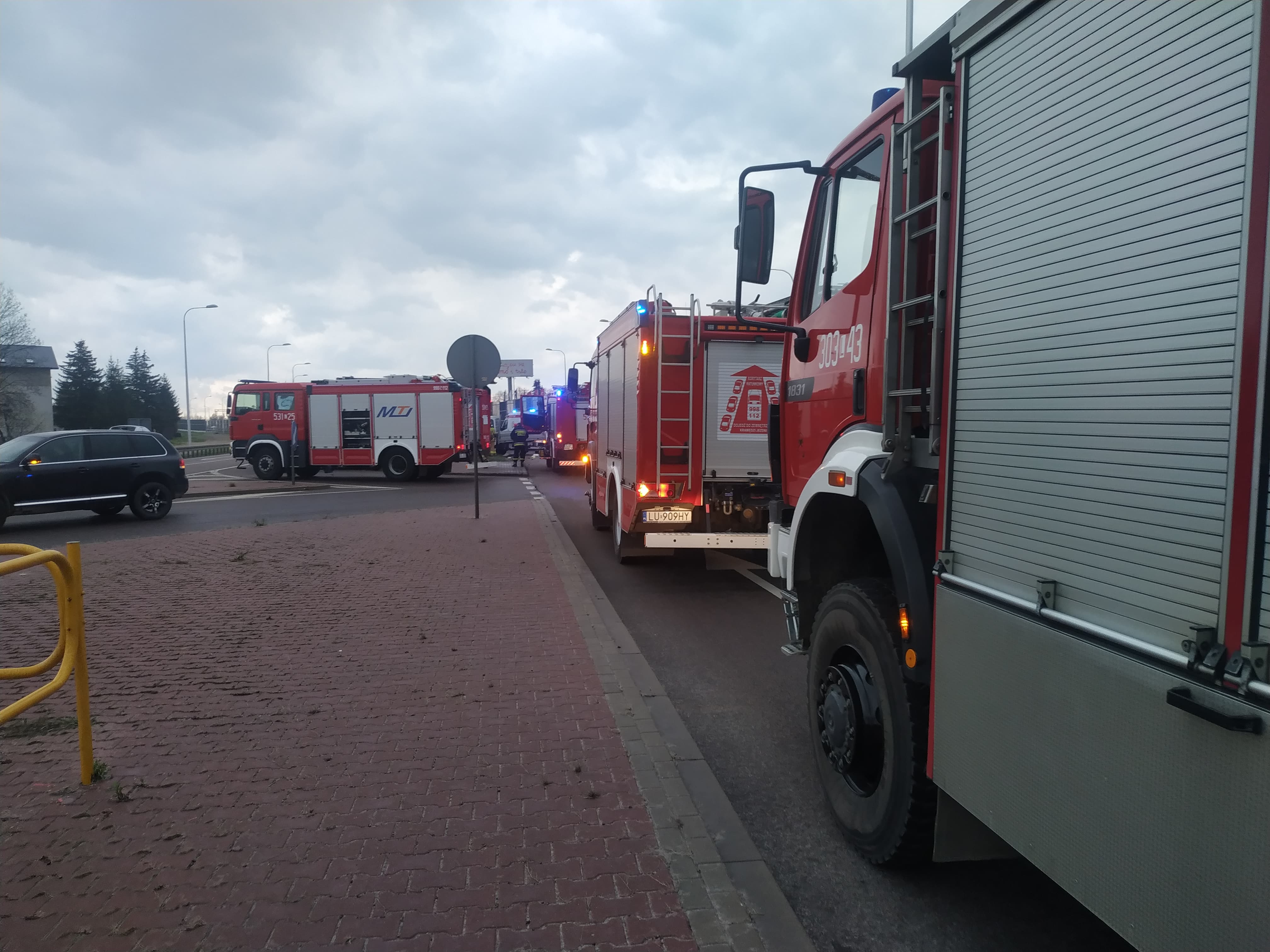 Tragiczny wypadek na wjeździe do Lublina, jedna osoba nie żyje. Kilka jest rannych, trwa akcja ratunkowa (zdjęcia)