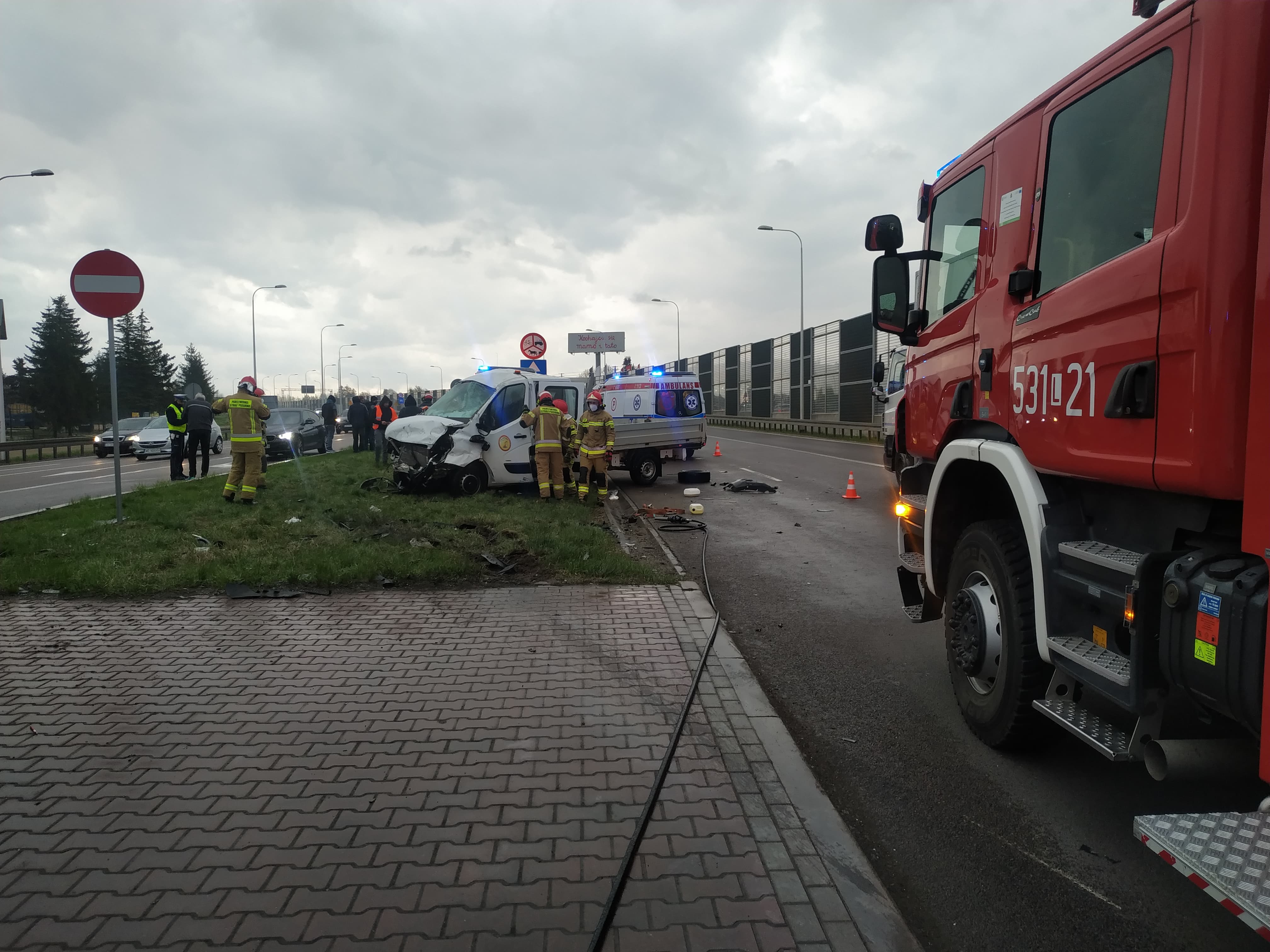 Tragiczny wypadek na wjeździe do Lublina, jedna osoba nie żyje. Kilka jest rannych, trwa akcja ratunkowa (zdjęcia)