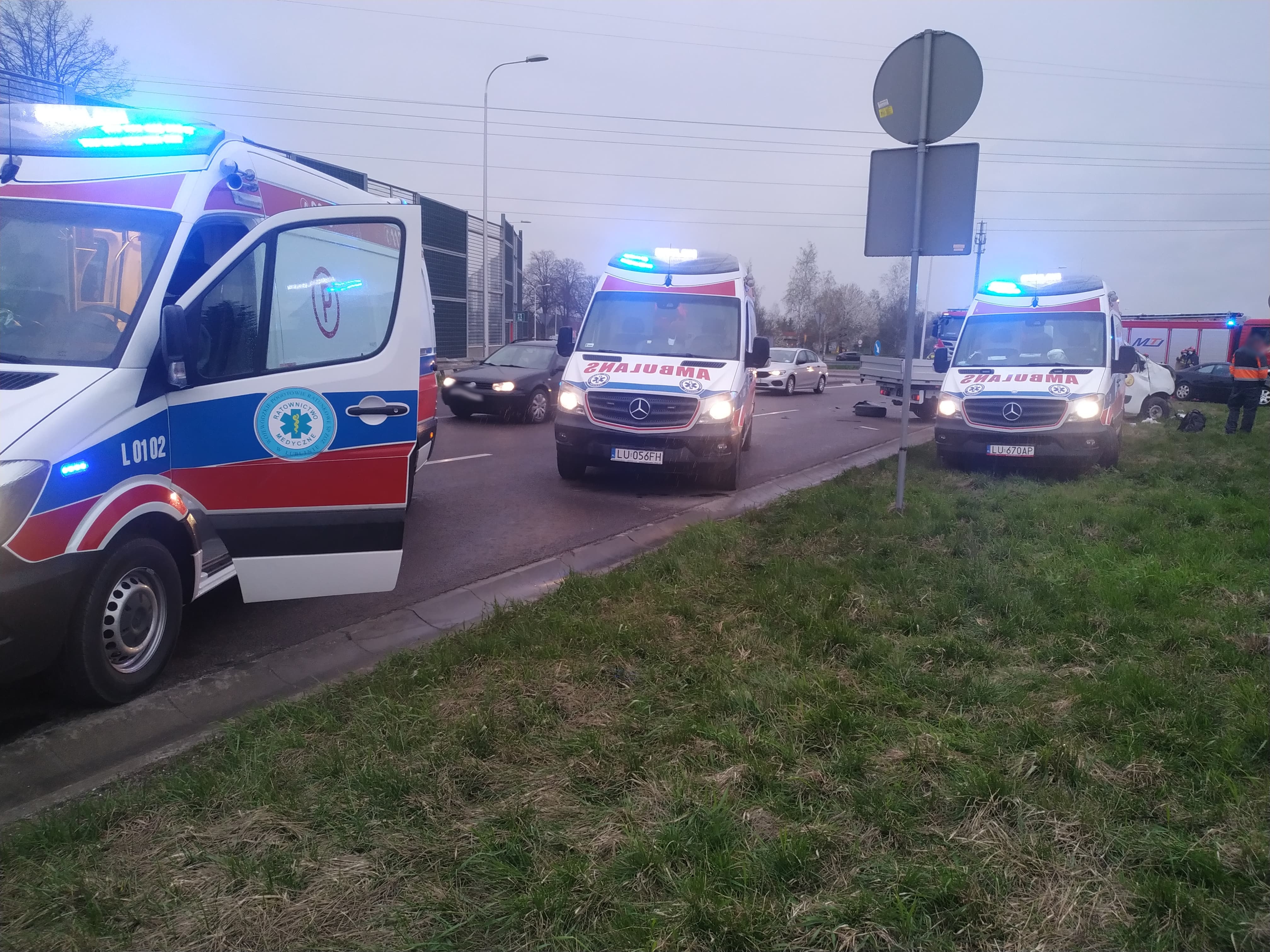 Tragiczny wypadek na wjeździe do Lublina, jedna osoba nie żyje. Kilka jest rannych, trwa akcja ratunkowa (zdjęcia)