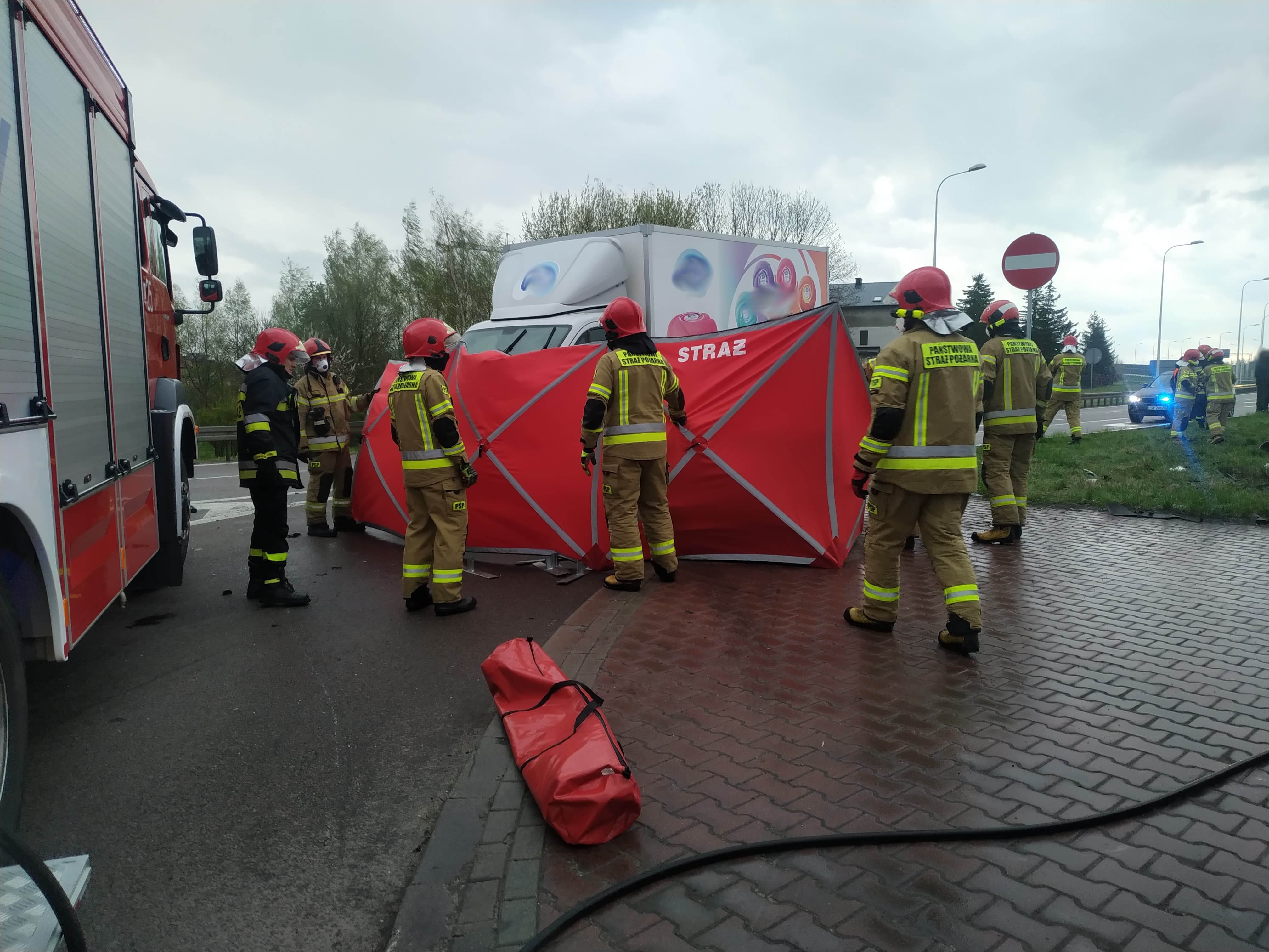 Tragiczny wypadek na wjeździe do Lublina, jedna osoba nie żyje. Kilka jest rannych, trwa akcja ratunkowa (zdjęcia)