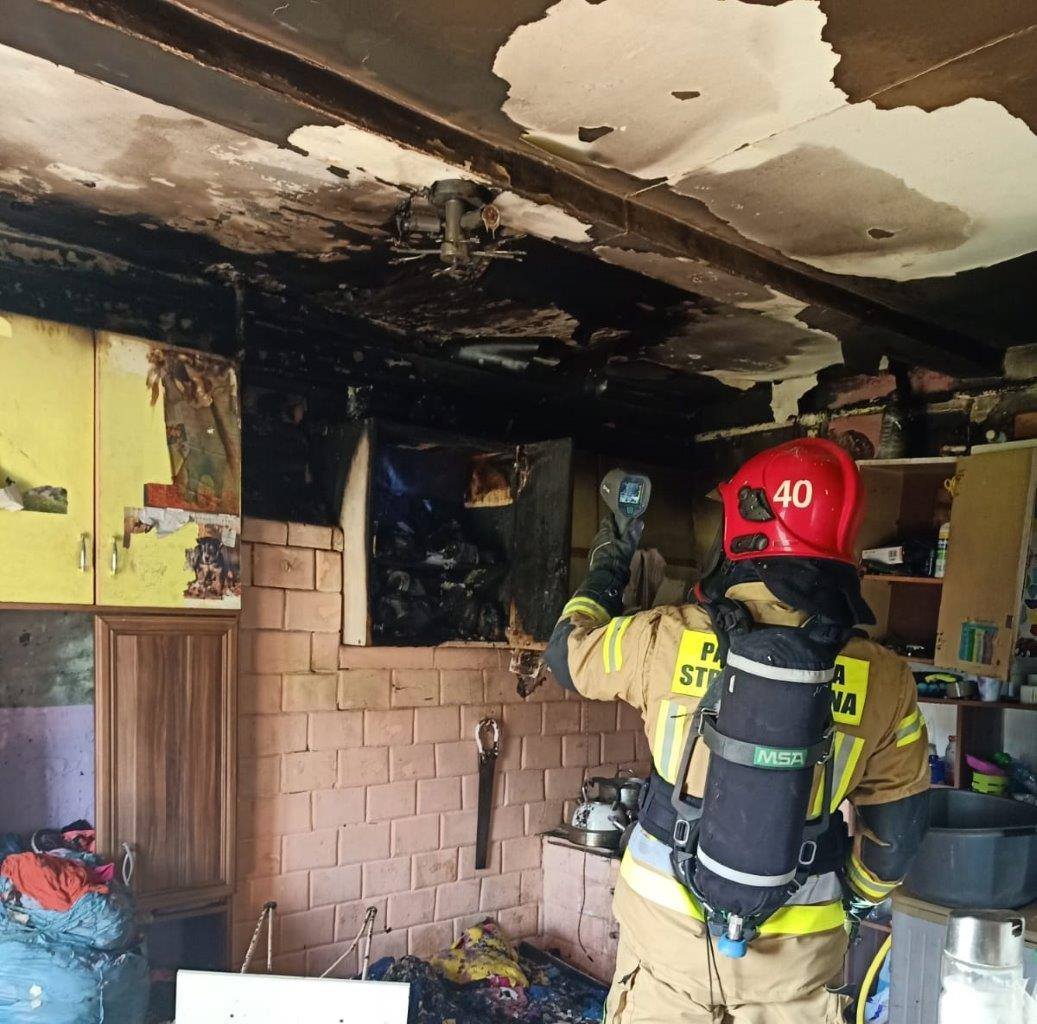 Strażacy gasili pożar budynku mieszkalnego. W akcji cztery zastępy straży pożarnej (zdjęcia)