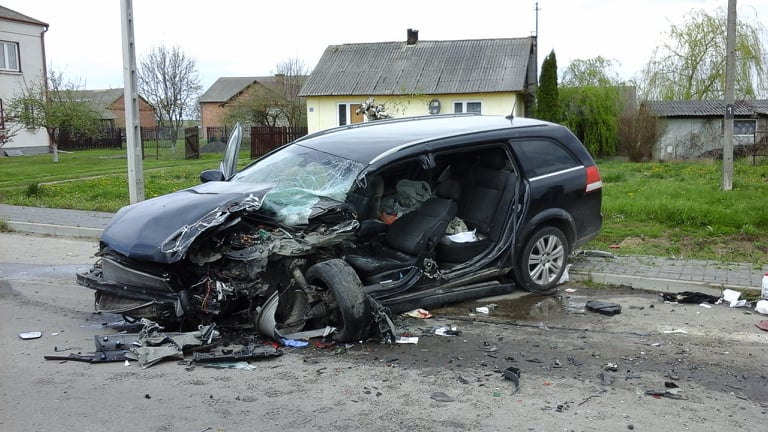 Czołowe zderzenie dwóch aut. Dwie osoby zostały uwięzione we wraku pojazdu (zdjęcia)