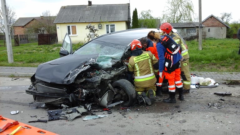 Czołowe zderzenie dwóch aut. Dwie osoby zostały uwięzione we wraku pojazdu (zdjęcia)