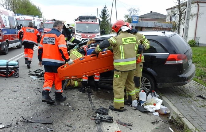 Czołowe zderzenie dwóch aut. Dwie osoby zostały uwięzione we wraku pojazdu (zdjęcia)