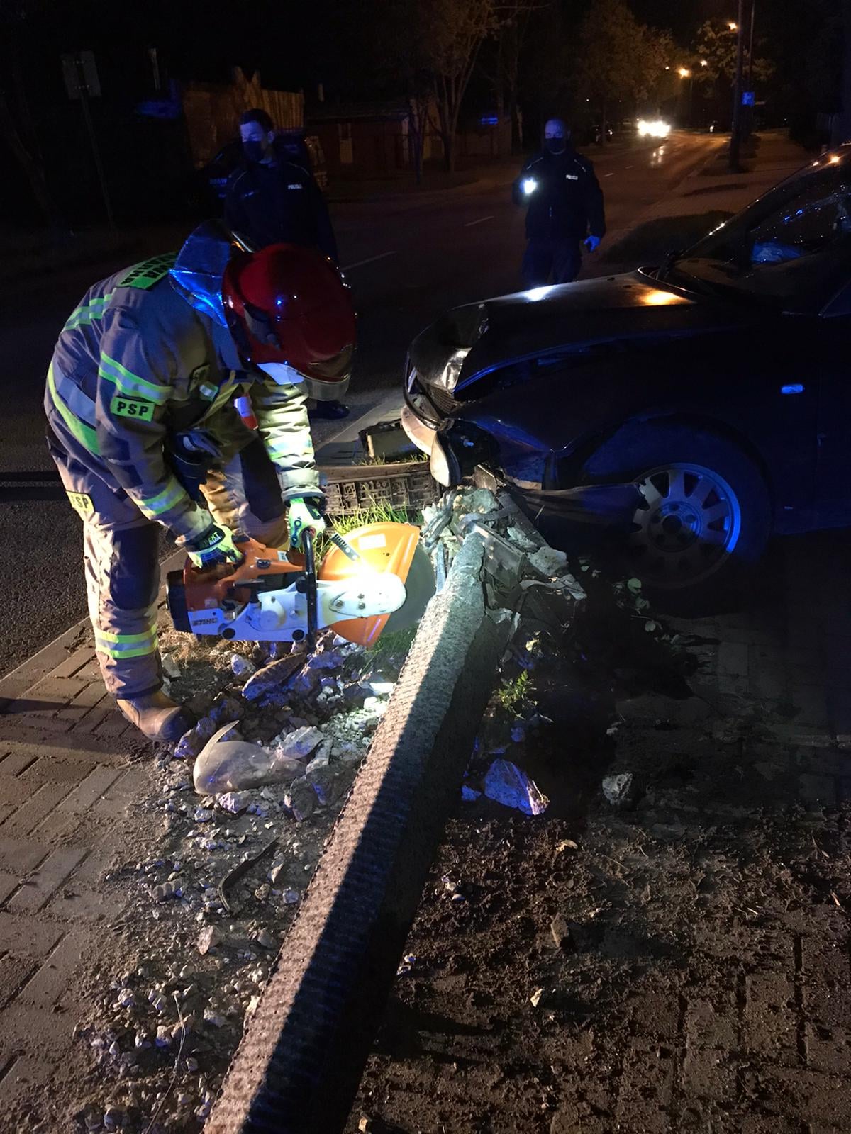Rozbity pojazd bez kierowcy, na jezdni latarnia. Nocna interwencja służb ratunkowych (zdjęcia)
