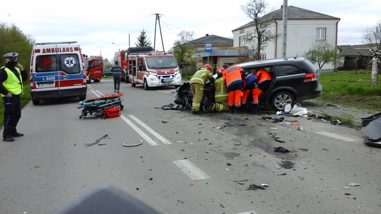 Czołowe zderzenie dwóch aut. Dwie osoby zostały uwięzione we wraku pojazdu (zdjęcia)