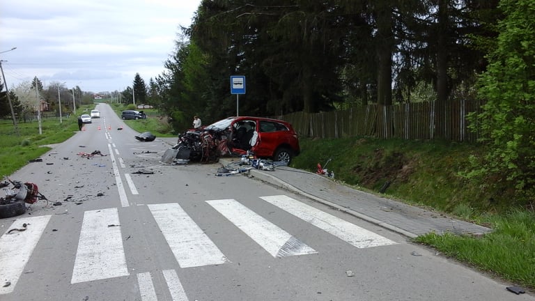 Czołowe zderzenie dwóch aut. Dwie osoby zostały uwięzione we wraku pojazdu (zdjęcia)