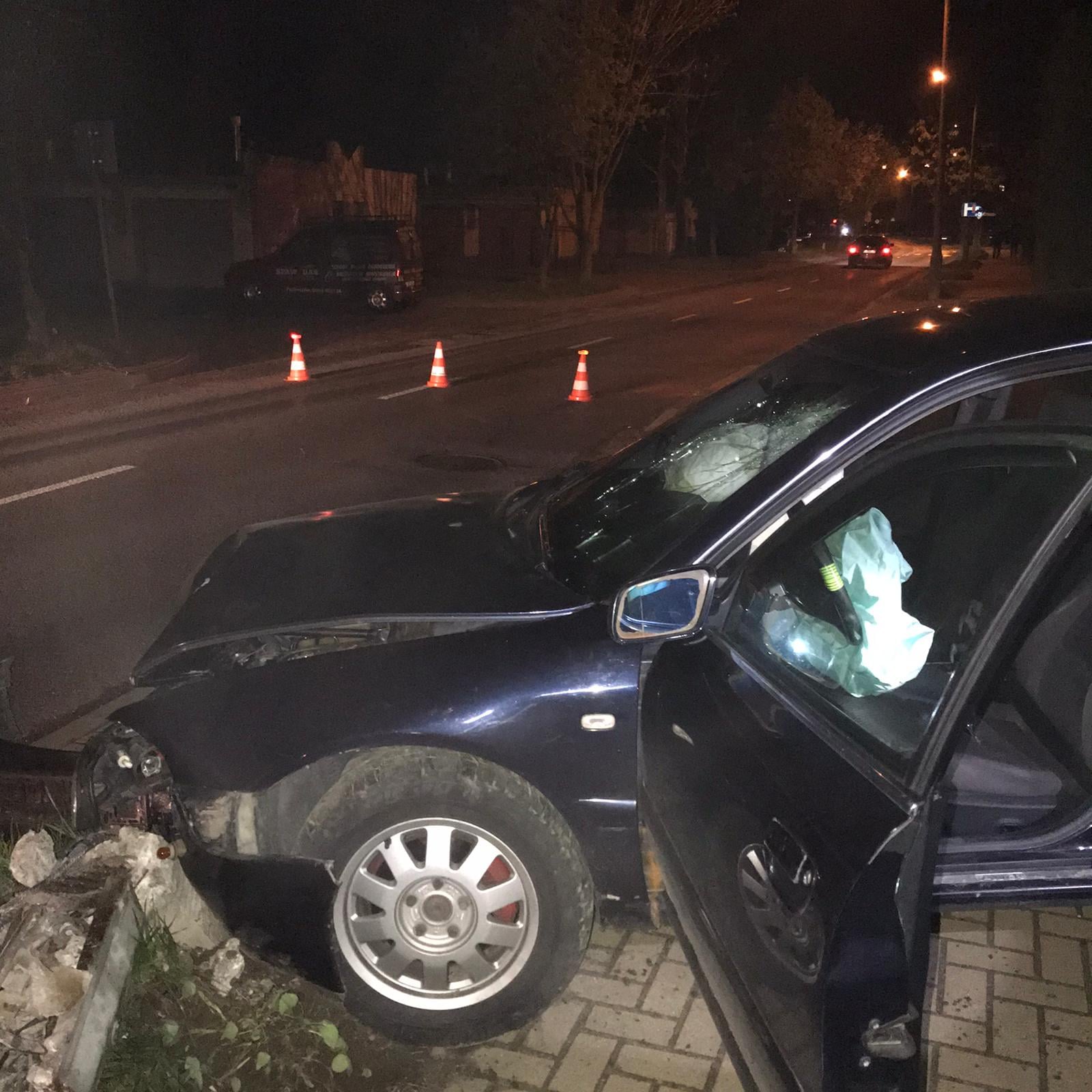 Rozbity pojazd bez kierowcy, na jezdni latarnia. Nocna interwencja służb ratunkowych (zdjęcia)
