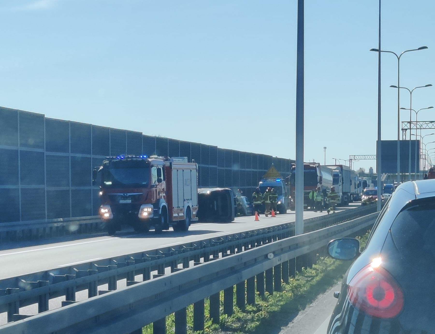 Wypadek na wjeździe do Lublina od strony Zamościa. Droga jest zablokowana (wideo)