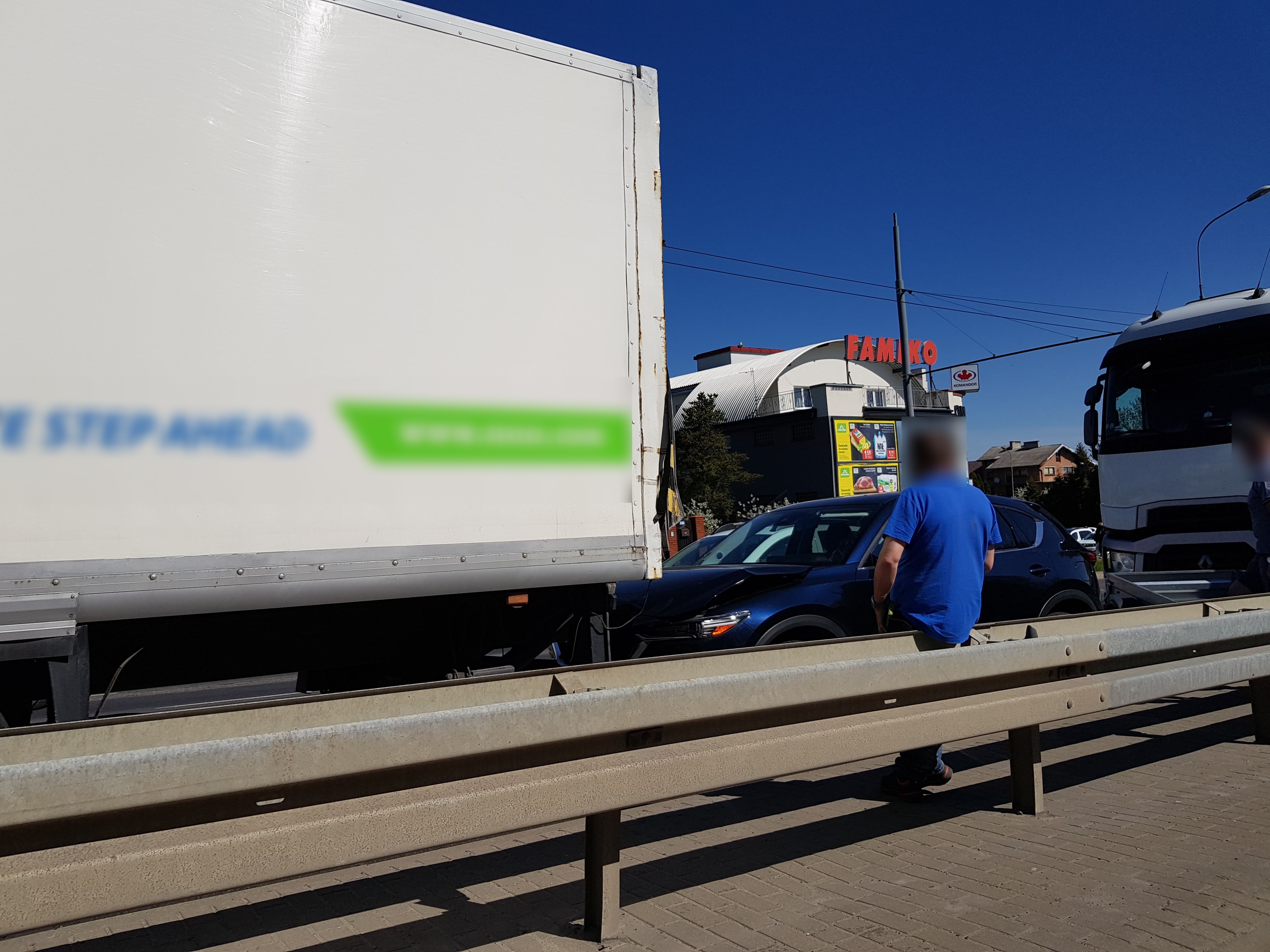 Zderzenie trzech pojazdów na al. Kraśnickiej. Jeden pas częściowo zablokowany (zdjęcia)