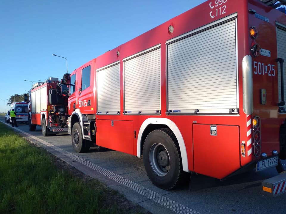 Auto osobowe uderzyło w barierę energochłonną na drodze S17 (zdjęcia)