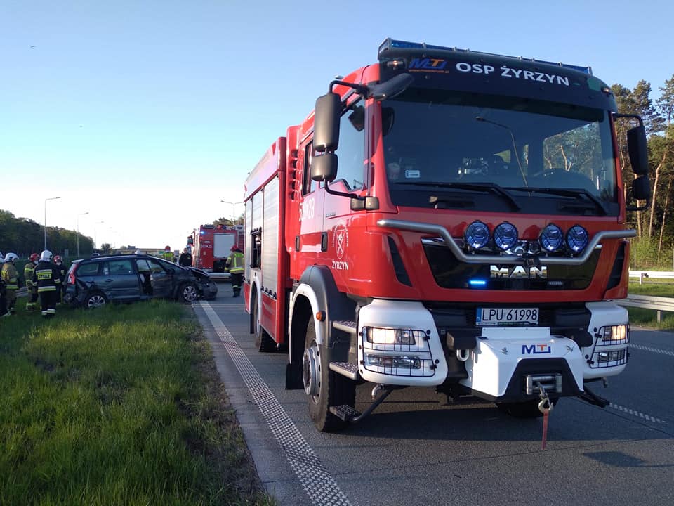 Auto osobowe uderzyło w barierę energochłonną na drodze S17 (zdjęcia)