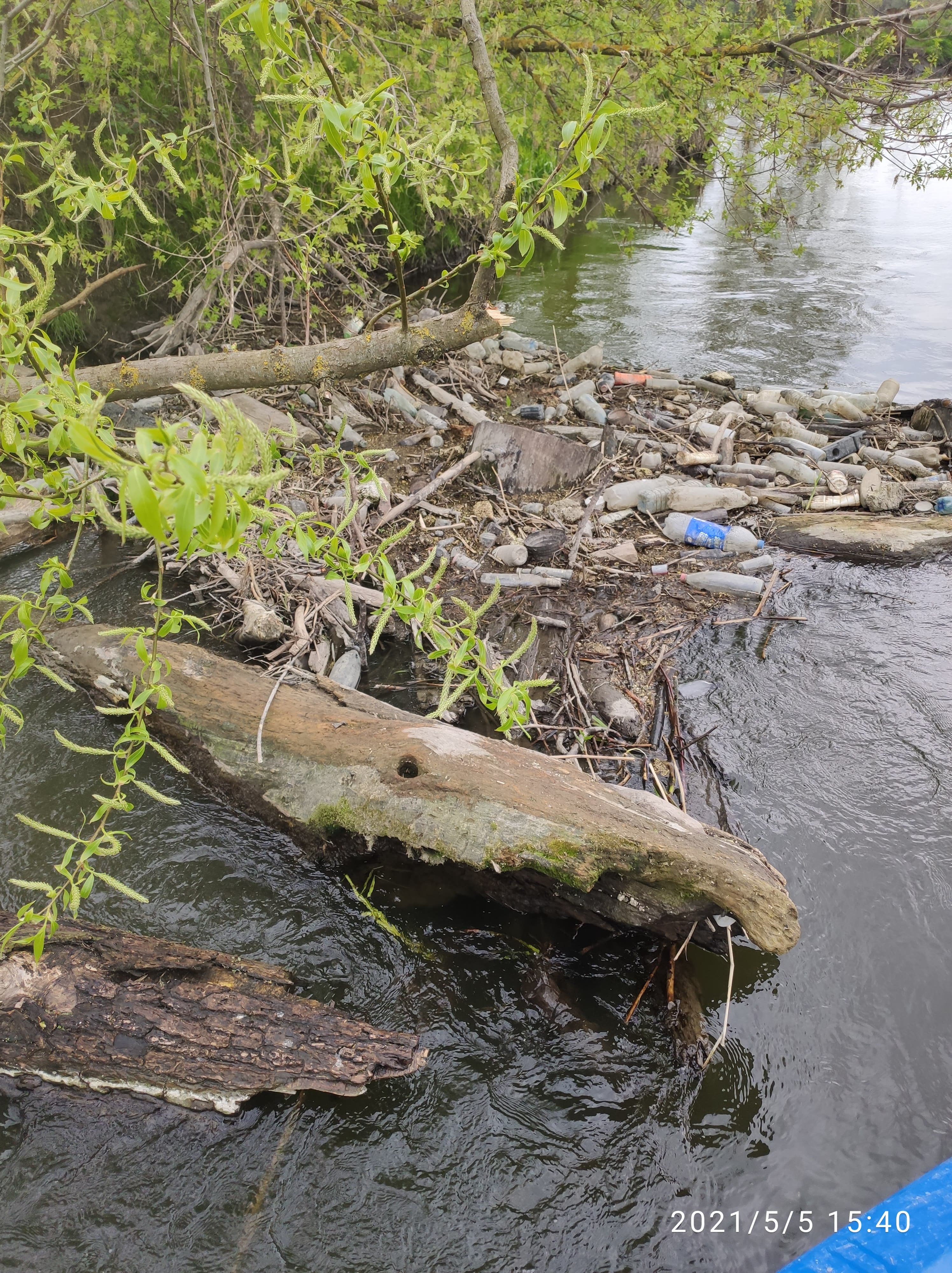 Kożuch ze śmieci na Bystrzycy, nie da się płynąć kajakiem. Rzeka wkrótce ma być uprzątnięta (zdjęcia)