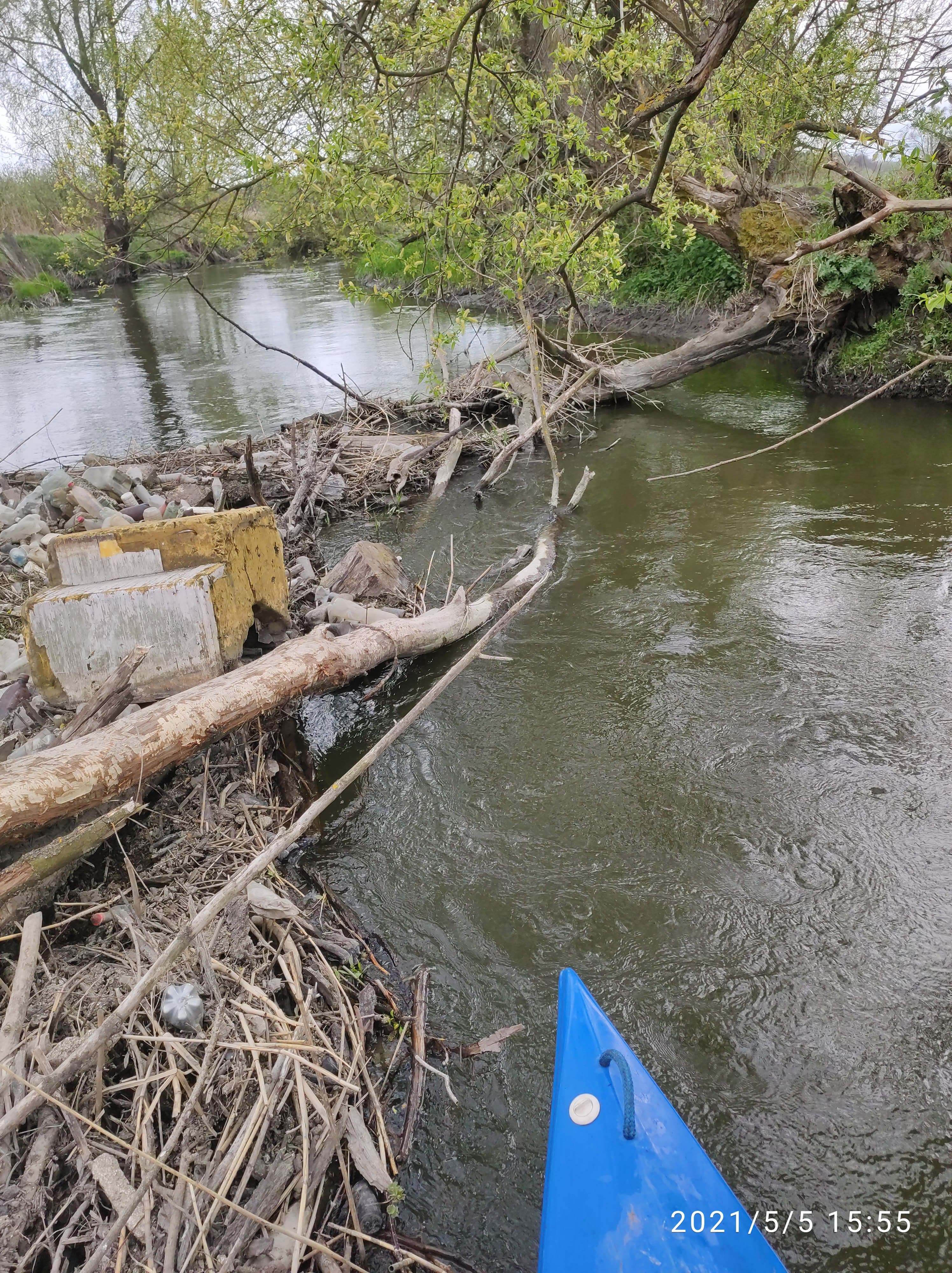 Kożuch ze śmieci na Bystrzycy, nie da się płynąć kajakiem. Rzeka wkrótce ma być uprzątnięta (zdjęcia)