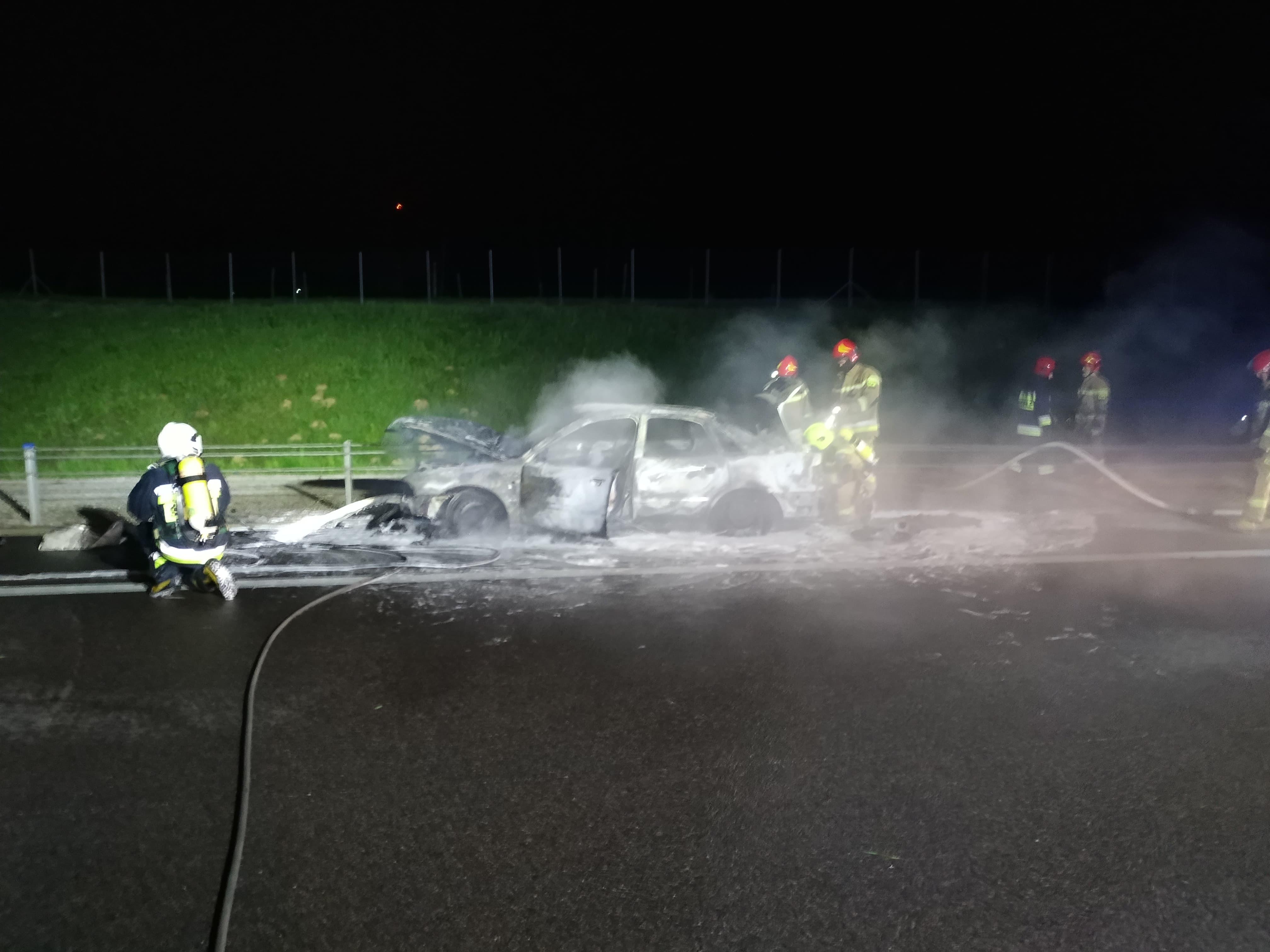 Audi zderzyło się z ciężarówką i stanęło w płomieniach. W środku były 4 kompletnie pijane osoby (zdjęcia)