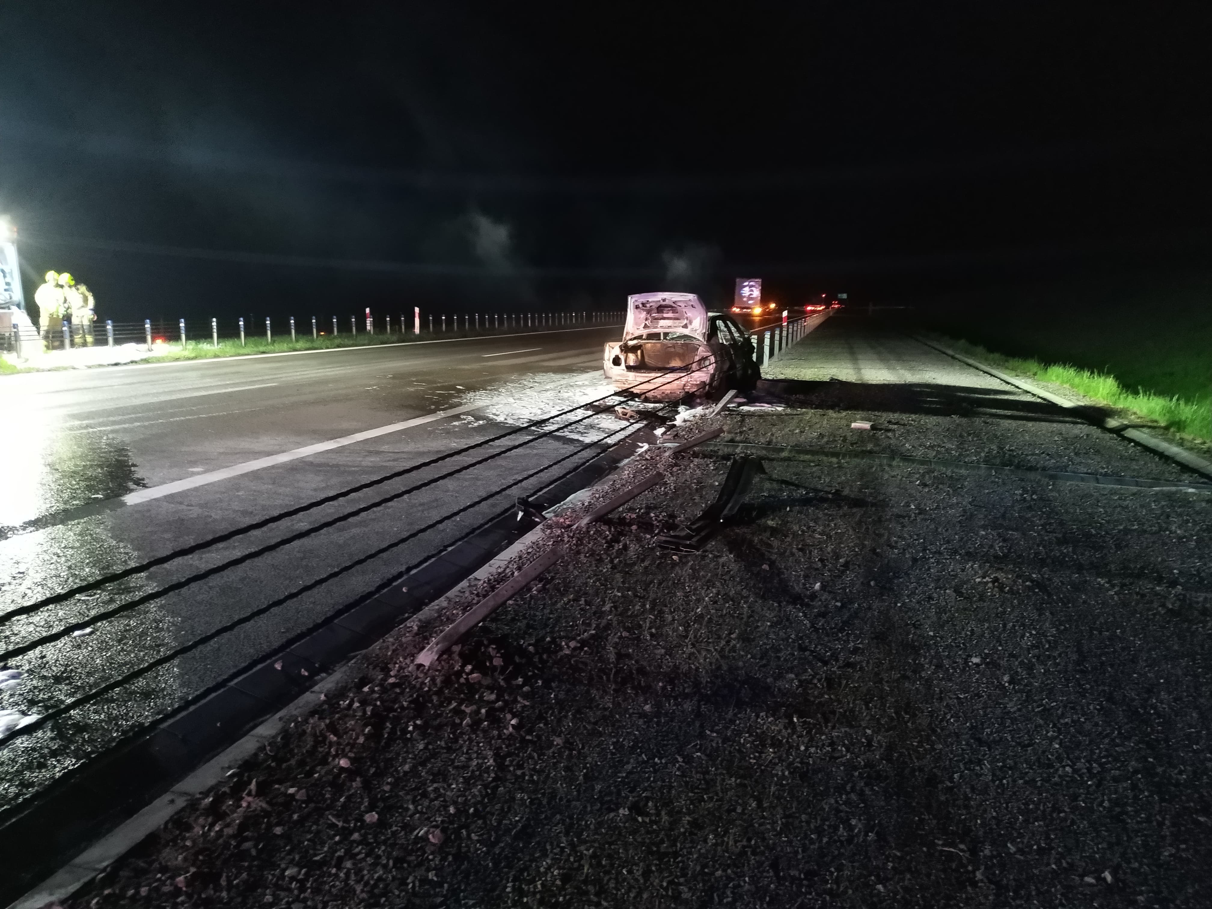 Audi zderzyło się z ciężarówką i stanęło w płomieniach. W środku były 4 kompletnie pijane osoby (zdjęcia)