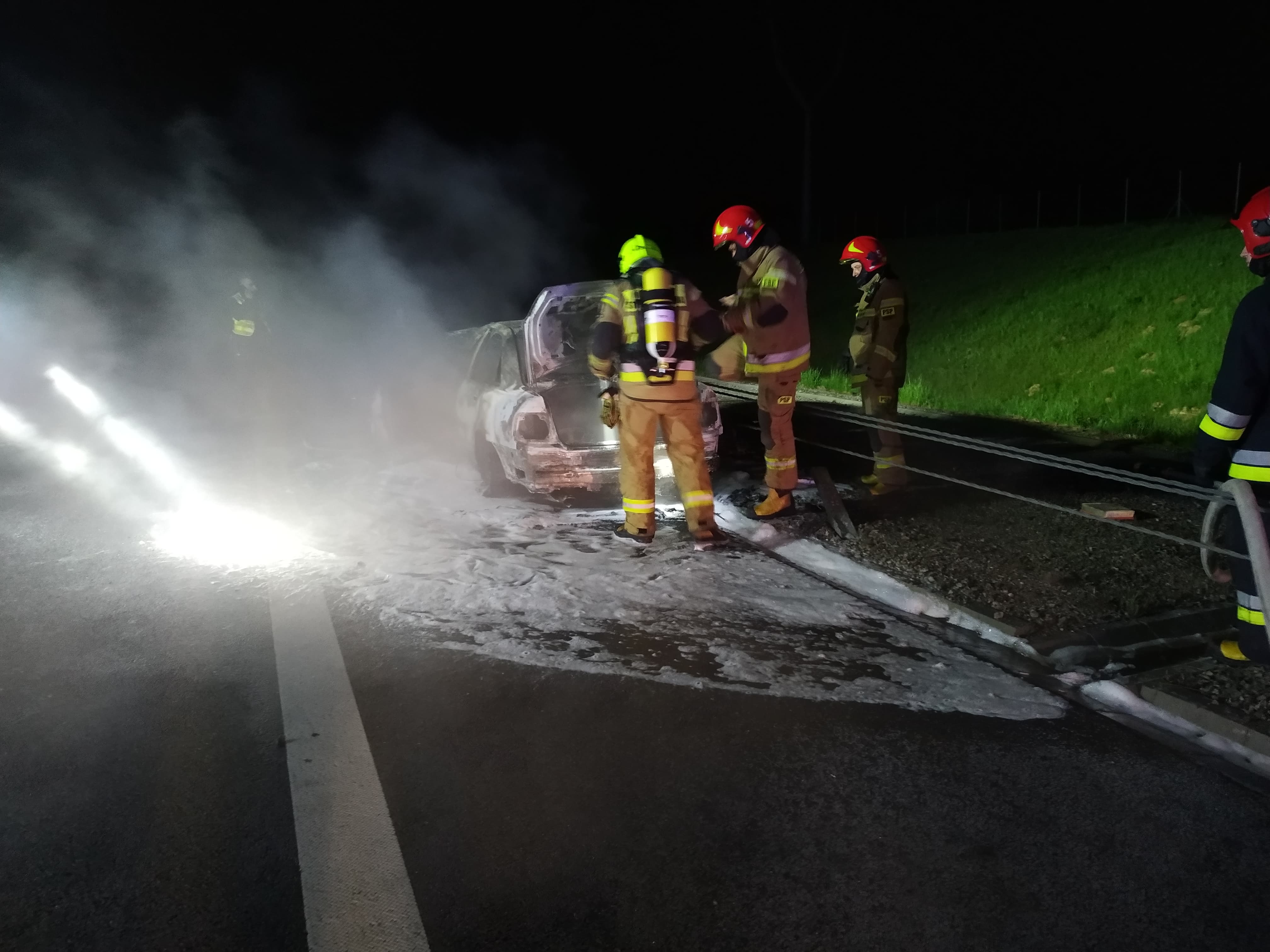 Audi zderzyło się z ciężarówką i stanęło w płomieniach. W środku były 4 kompletnie pijane osoby (zdjęcia)