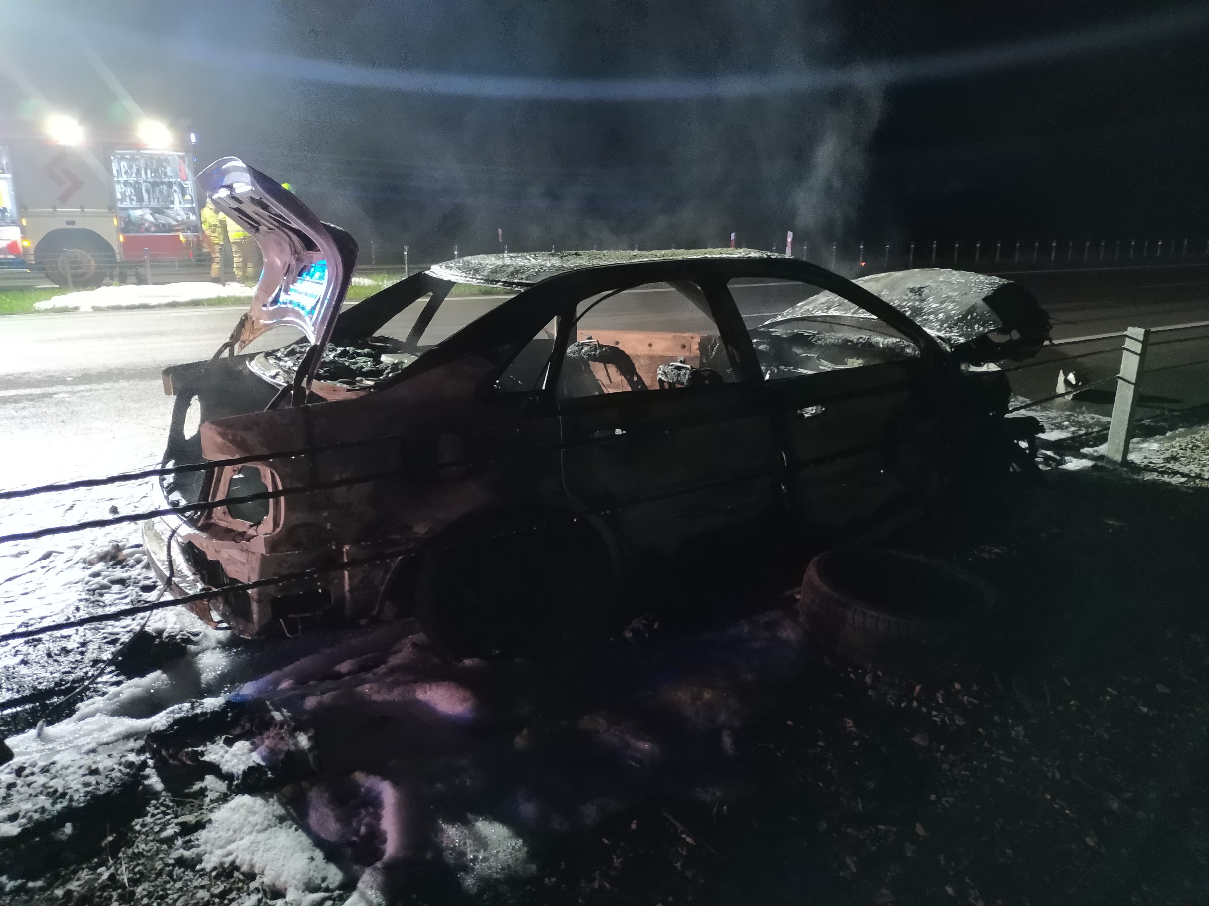 Audi zderzyło się z ciężarówką i stanęło w płomieniach. W środku były 4 kompletnie pijane osoby (zdjęcia)