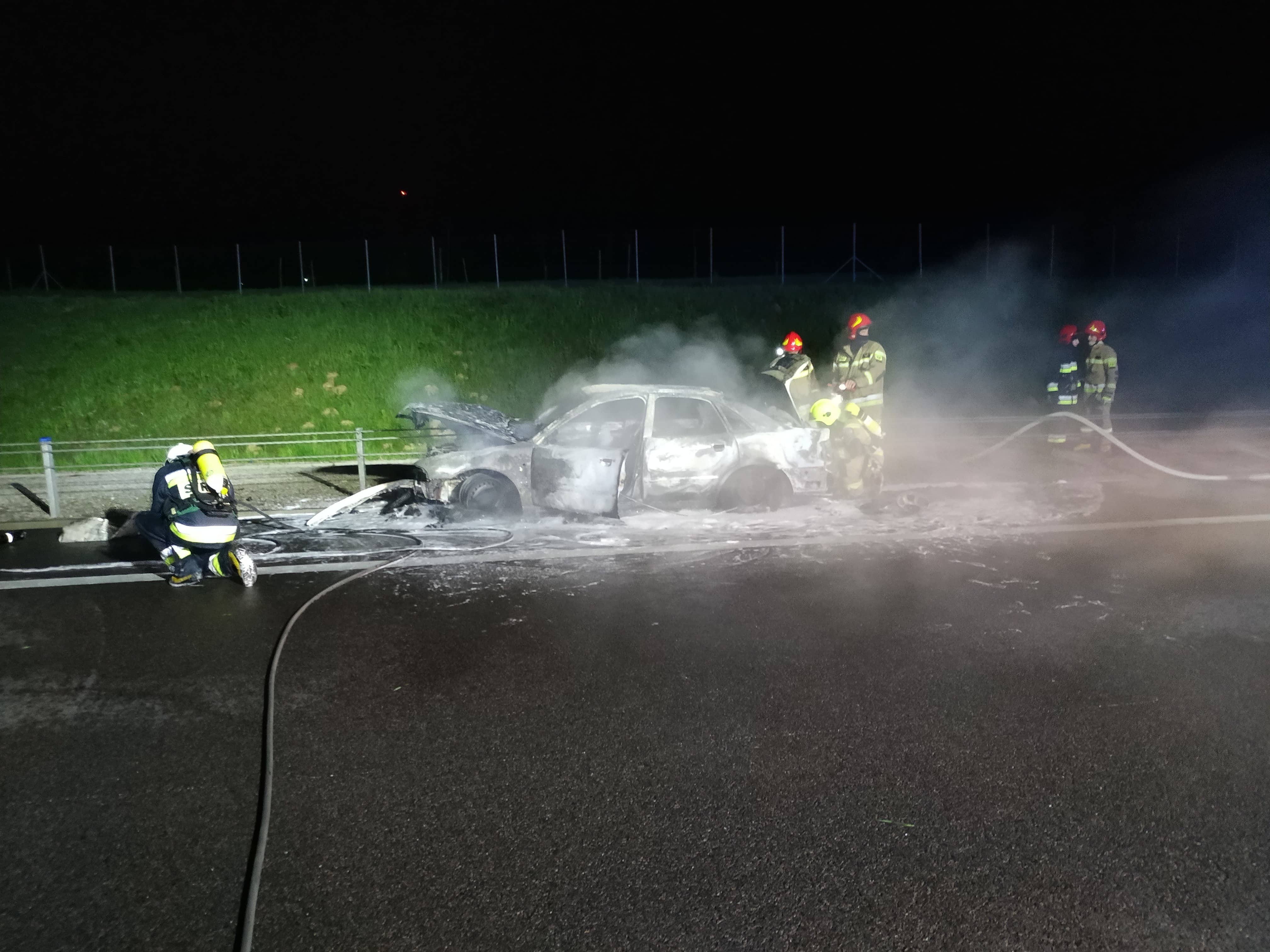 Audi zderzyło się z ciężarówką i stanęło w płomieniach. W środku były 4 kompletnie pijane osoby (zdjęcia)