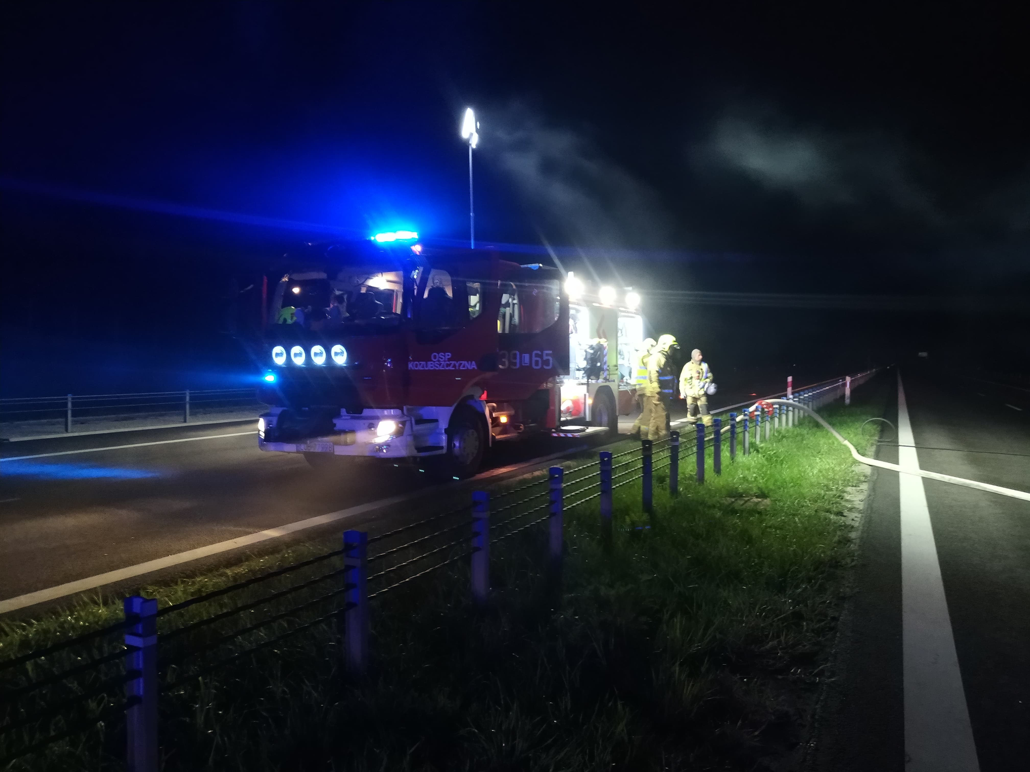 Audi zderzyło się z ciężarówką i stanęło w płomieniach. W środku były 4 kompletnie pijane osoby (zdjęcia)