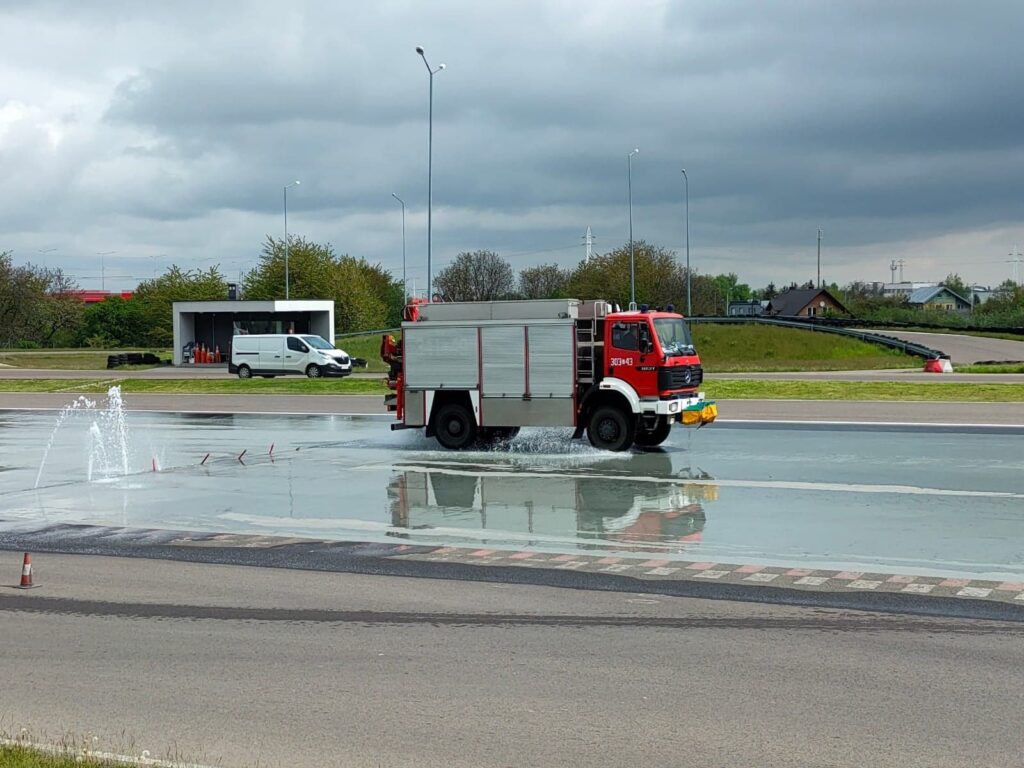 Strażacy doskonalili umiejętności prowadzenia pojazdów pożarniczych (zdjęcia)