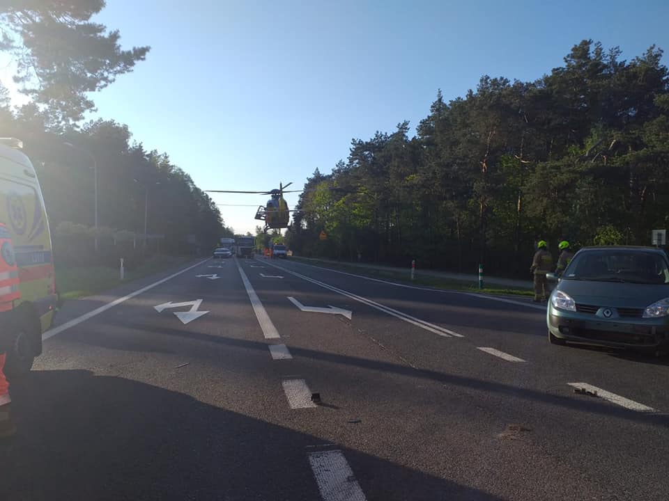 Motocykl zderzył się z renaultem. Na miejscu wylądował śmigłowiec LPR, droga jest zablokowana (zdjęcia)
