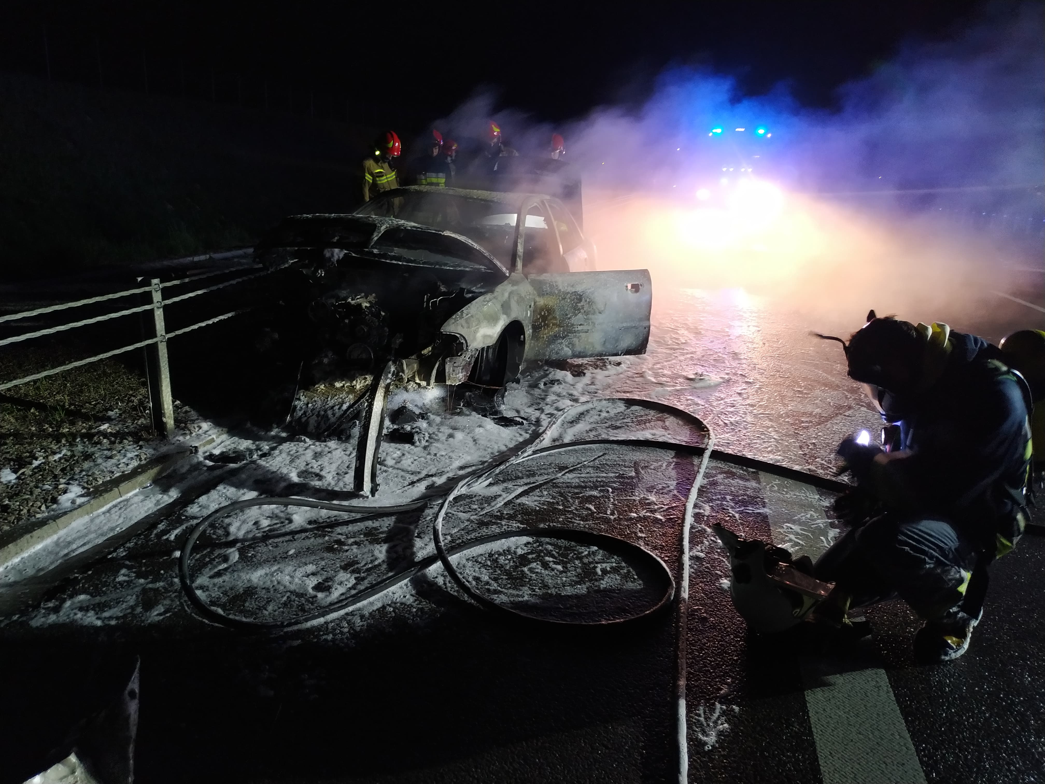 Audi zderzyło się z ciężarówką i stanęło w płomieniach. W środku były 4 kompletnie pijane osoby (zdjęcia)