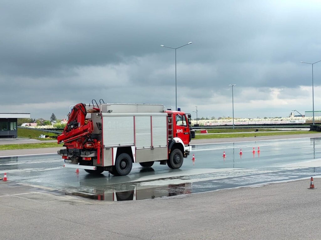 Strażacy doskonalili umiejętności prowadzenia pojazdów pożarniczych (zdjęcia)