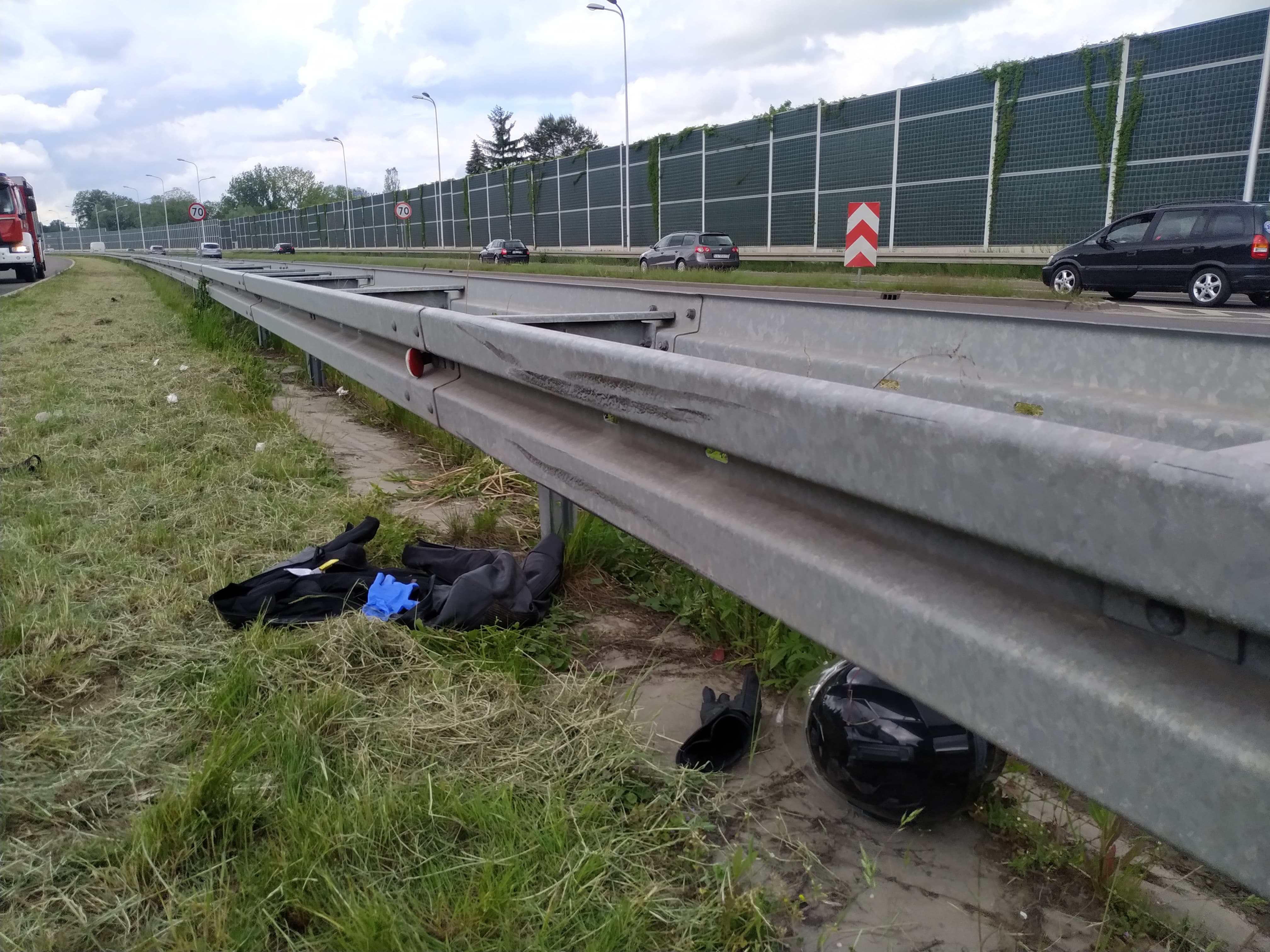 Motocyklista uderzył w bariery energochłonne na al. Solidarności w Lublinie (zdjęcia)