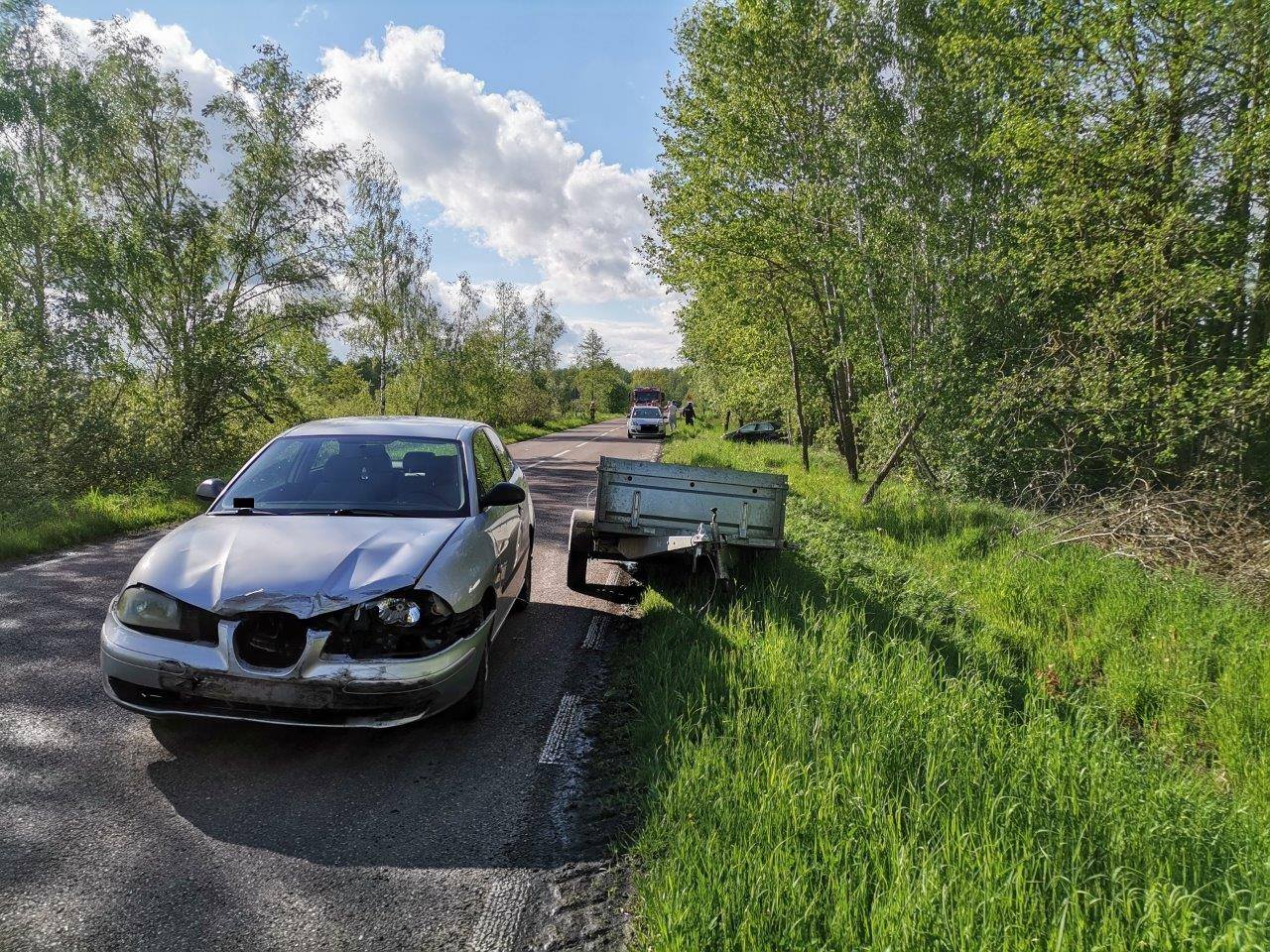 Stracił panowanie nad seatem, doszło do zderzenia. Volkswagen wypadł z drogi do rowu (zdjęcia)