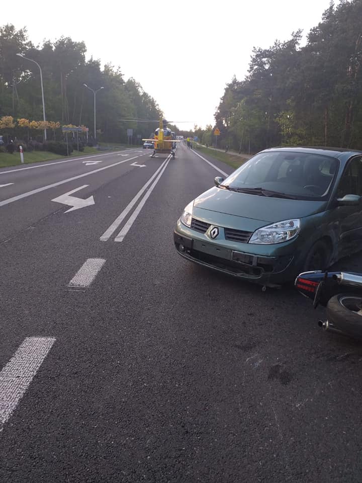 Motocykl zderzył się z renaultem. Na miejscu wylądował śmigłowiec LPR, droga jest zablokowana (zdjęcia)