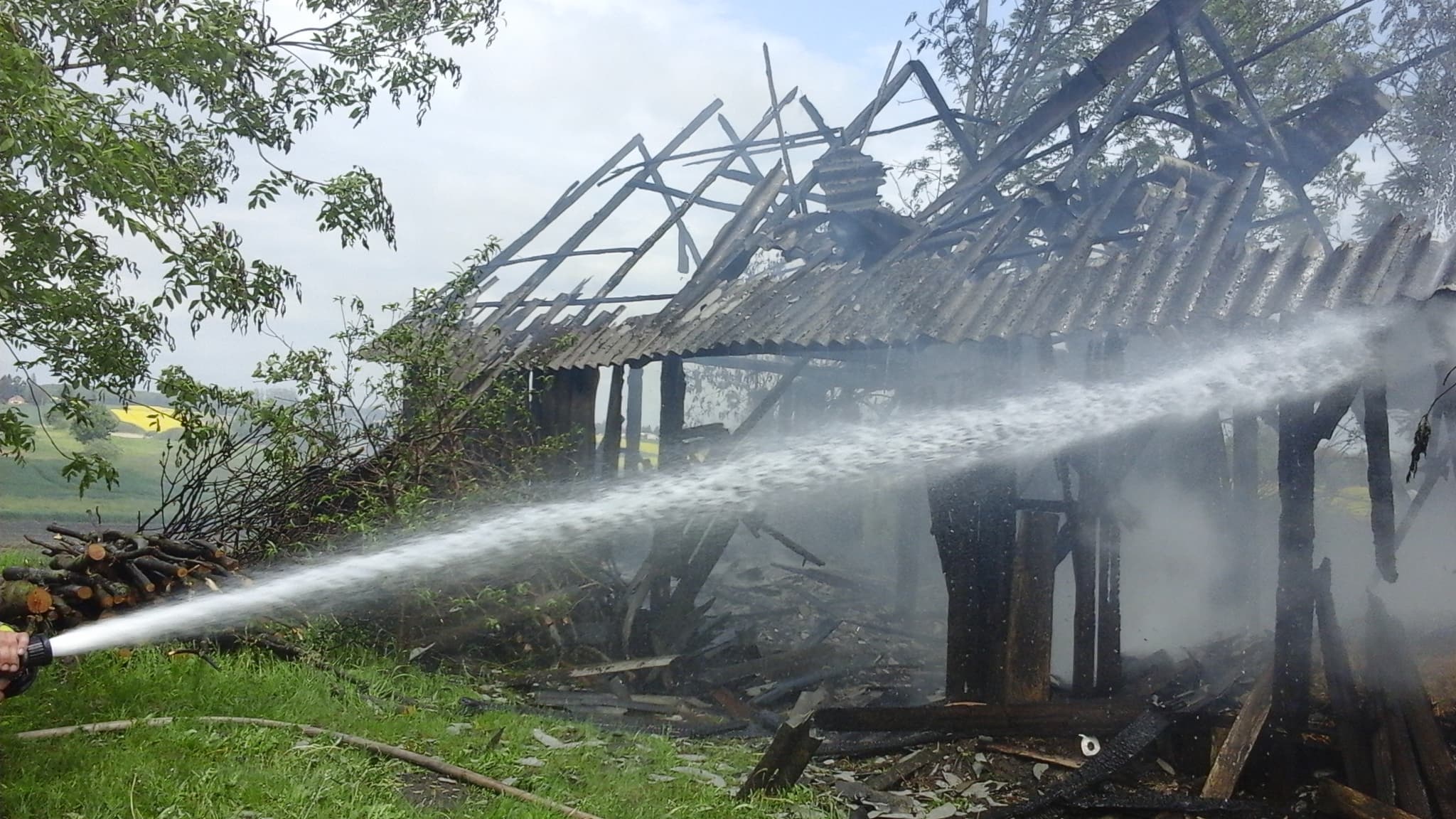 Ogień doszczętnie strawił stodołę. W akcji gaśniczej pięć zastępów straży pożarnej (zdjęcia)