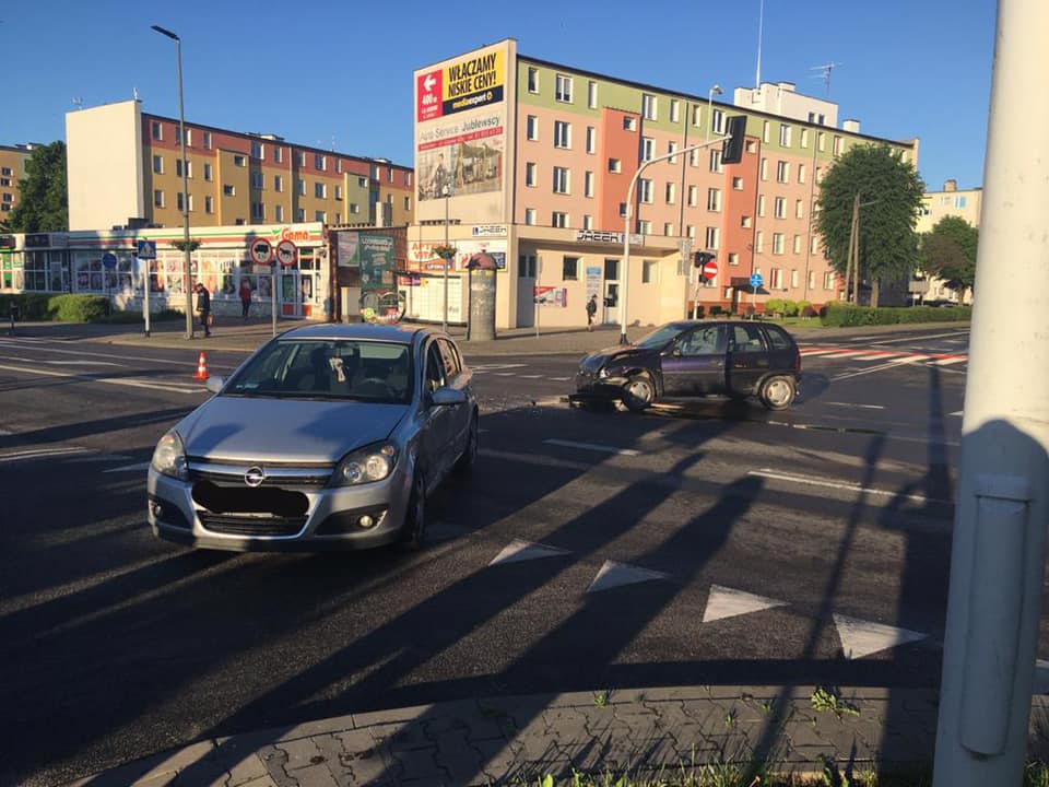 Zderzenie dwóch pojazdów na skrzyżowaniu w Lubartowie (zdjęcia)