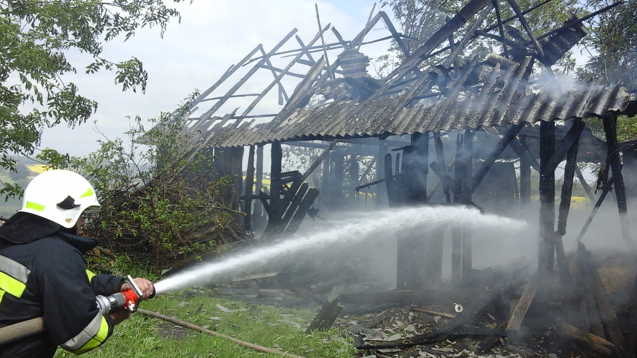 Ogień doszczętnie strawił stodołę. W akcji gaśniczej pięć zastępów straży pożarnej (zdjęcia)