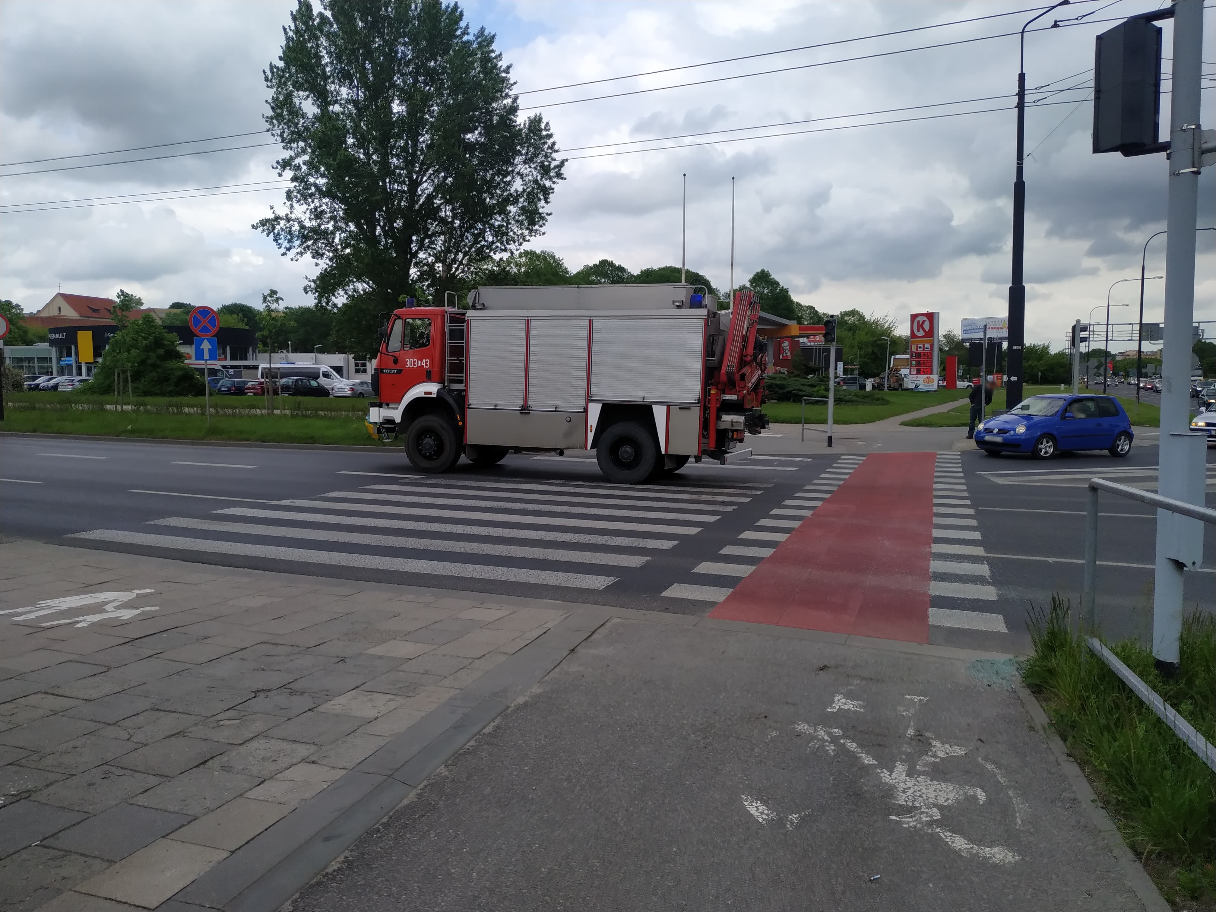 Zderzenie i dachowanie na rondzie przy zamku. Duże utrudnienia w ruchu (zdjęcia)