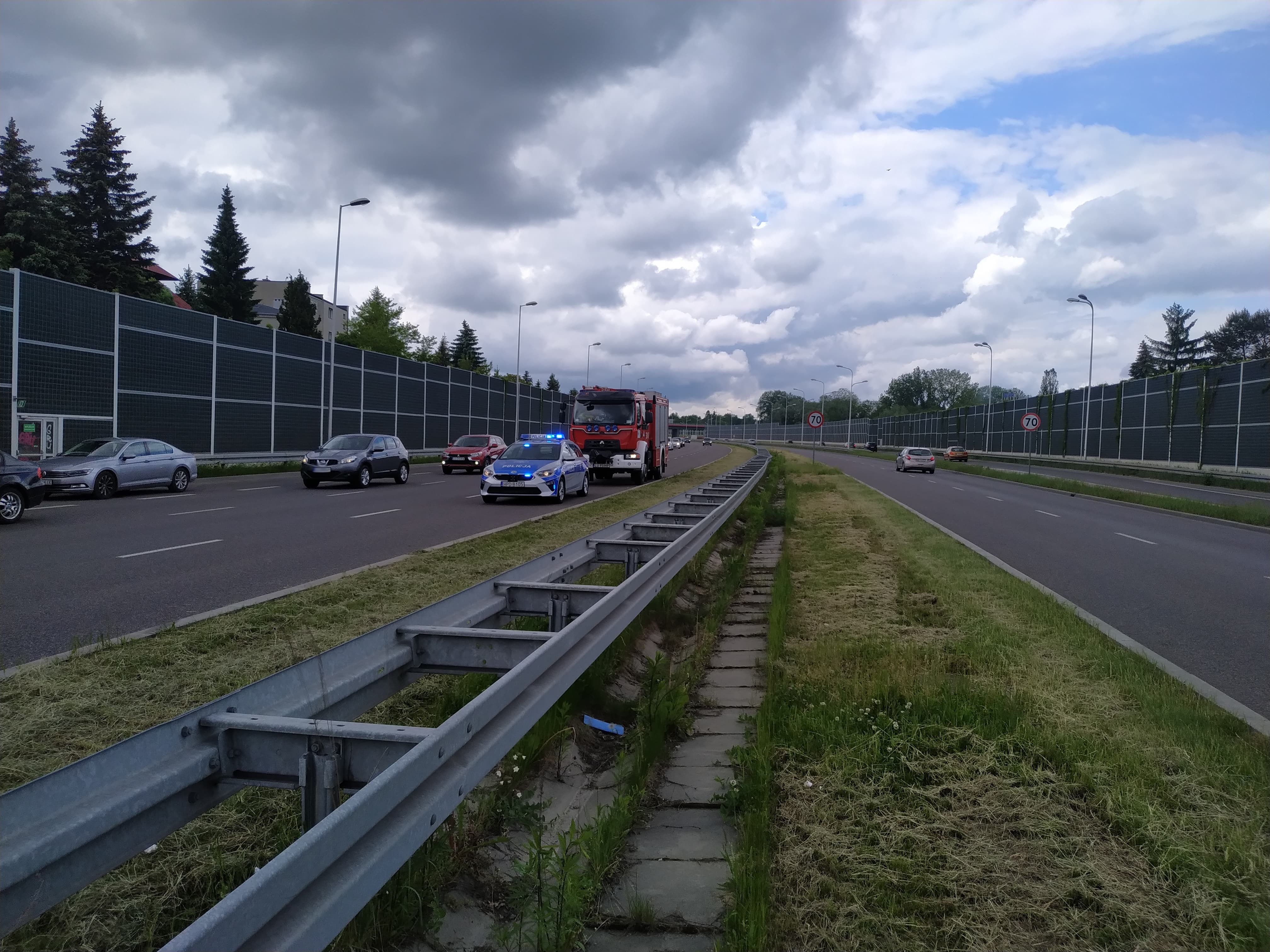 Motocyklista uderzył w bariery energochłonne na al. Solidarności w Lublinie (zdjęcia)